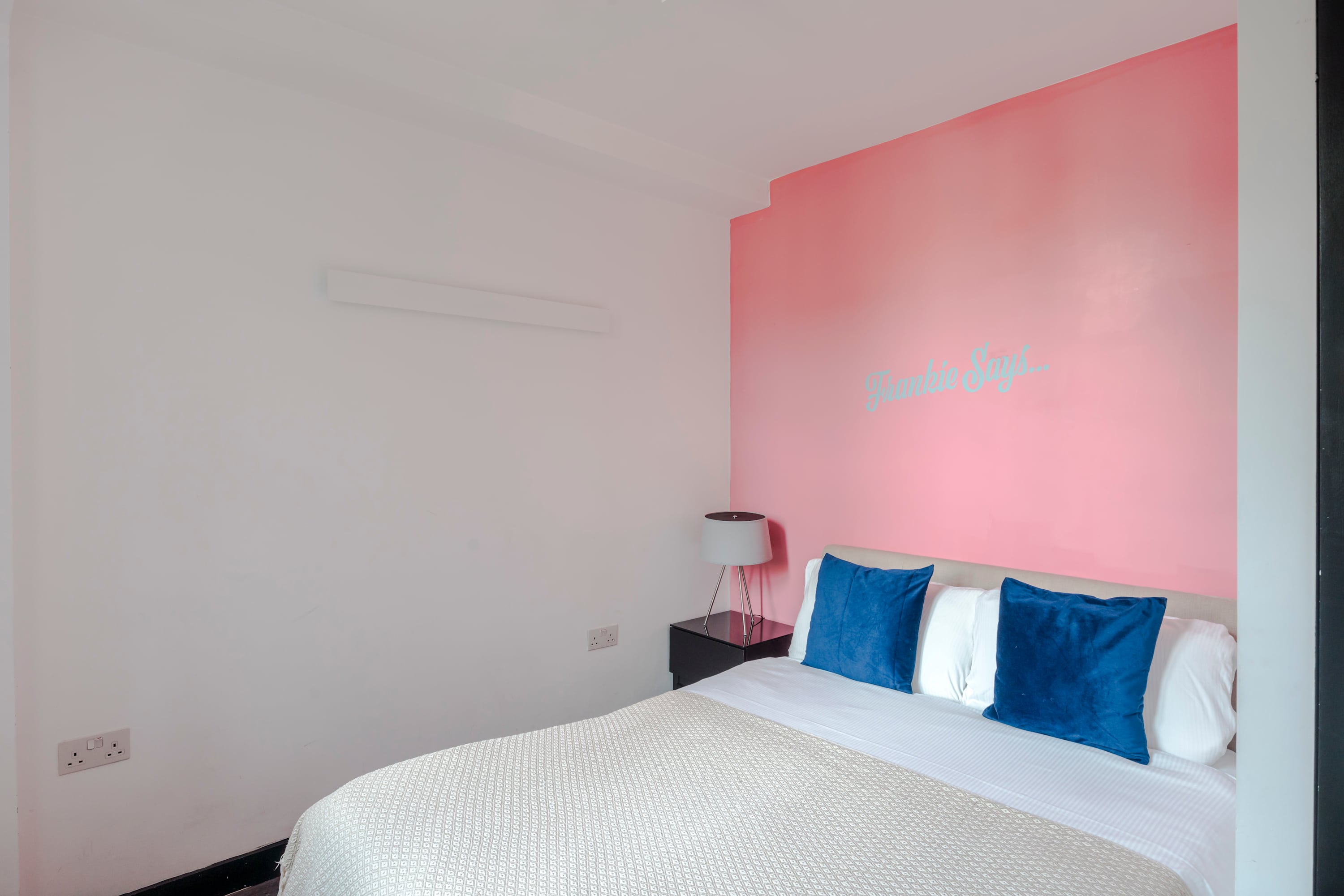 View West End 2-Bed · Soho · Sleeps 6 in Old Compton Street , 3 W1D 4TN West End 2-Bed · Soho · Sleeps 6 in Old Compton Street , 3 W1D 4TN - Property image 4 - VivreStays