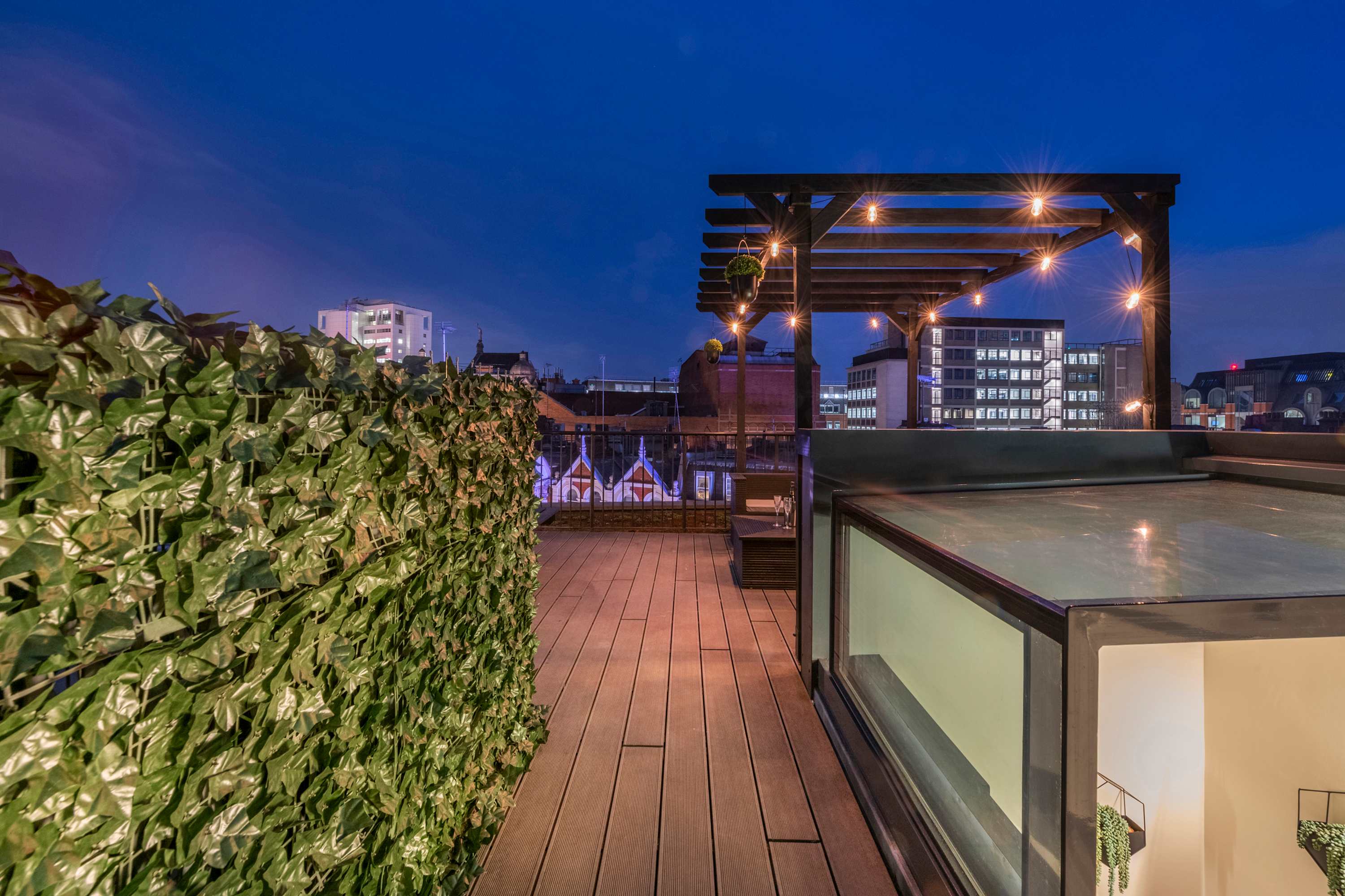 View 1-bed Soho Penthouse · Rooftop Terrace · Sleeps 4 in Old Compton Street , 4 W1D 4TN 1-bed Soho Penthouse · Rooftop Terrace · Sleeps 4 in Old Compton Street , 4 W1D 4TN - Property image 19 - VivreStays