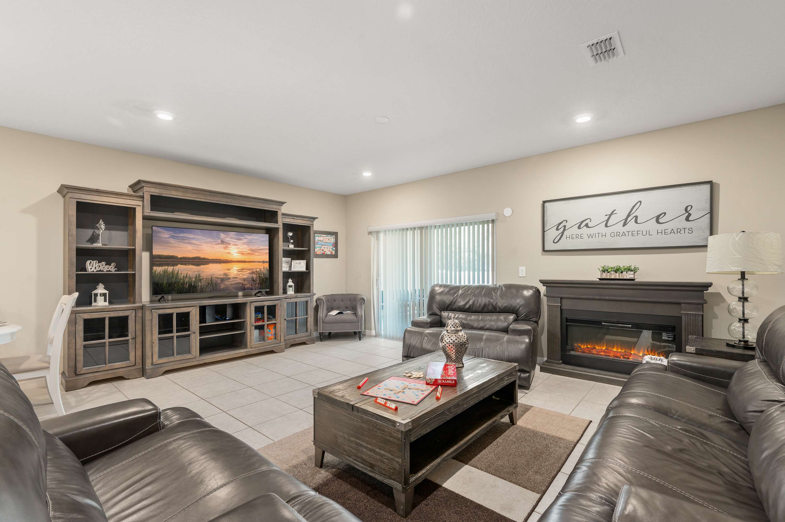 3BR family townhouse w/ pool & gym
