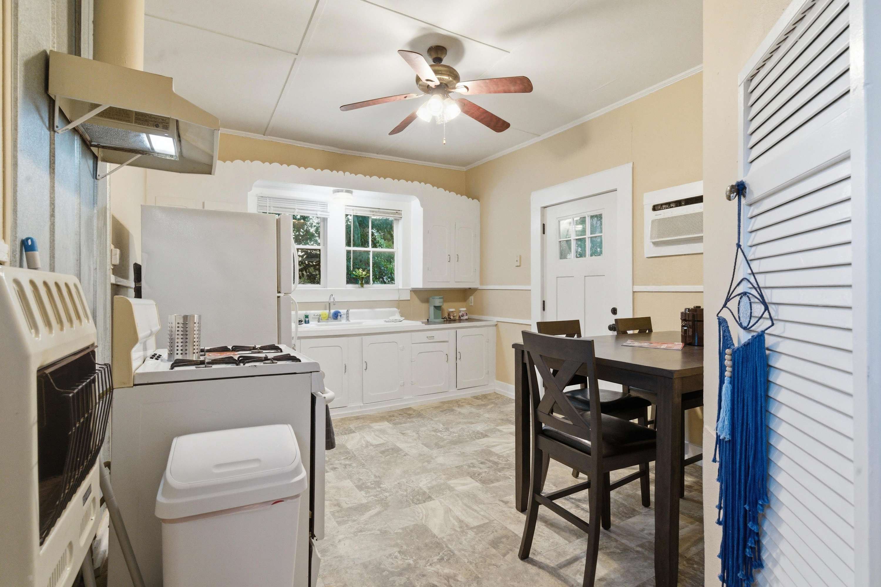 Cozy 1BR Cottage w Kitchen & Laundry