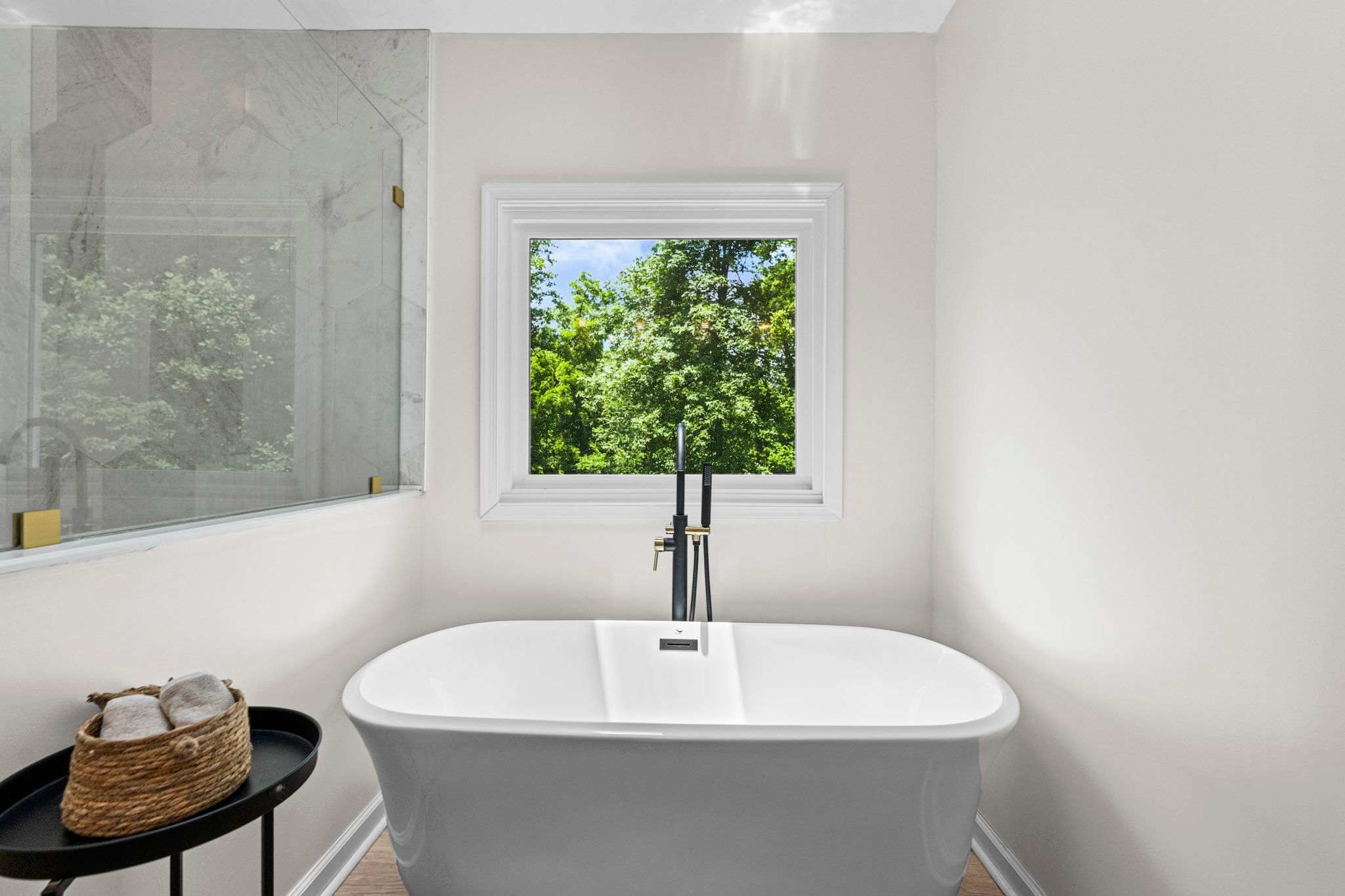 Bathroom 1: Primary Suite w/shower and tub
