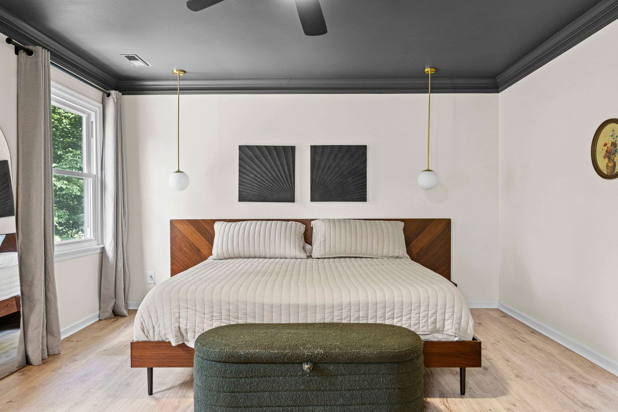 Primary Suite & En-Suite Bath (Upper Level): King bed, Smart TV, Ceiling fan with separate shower and tub