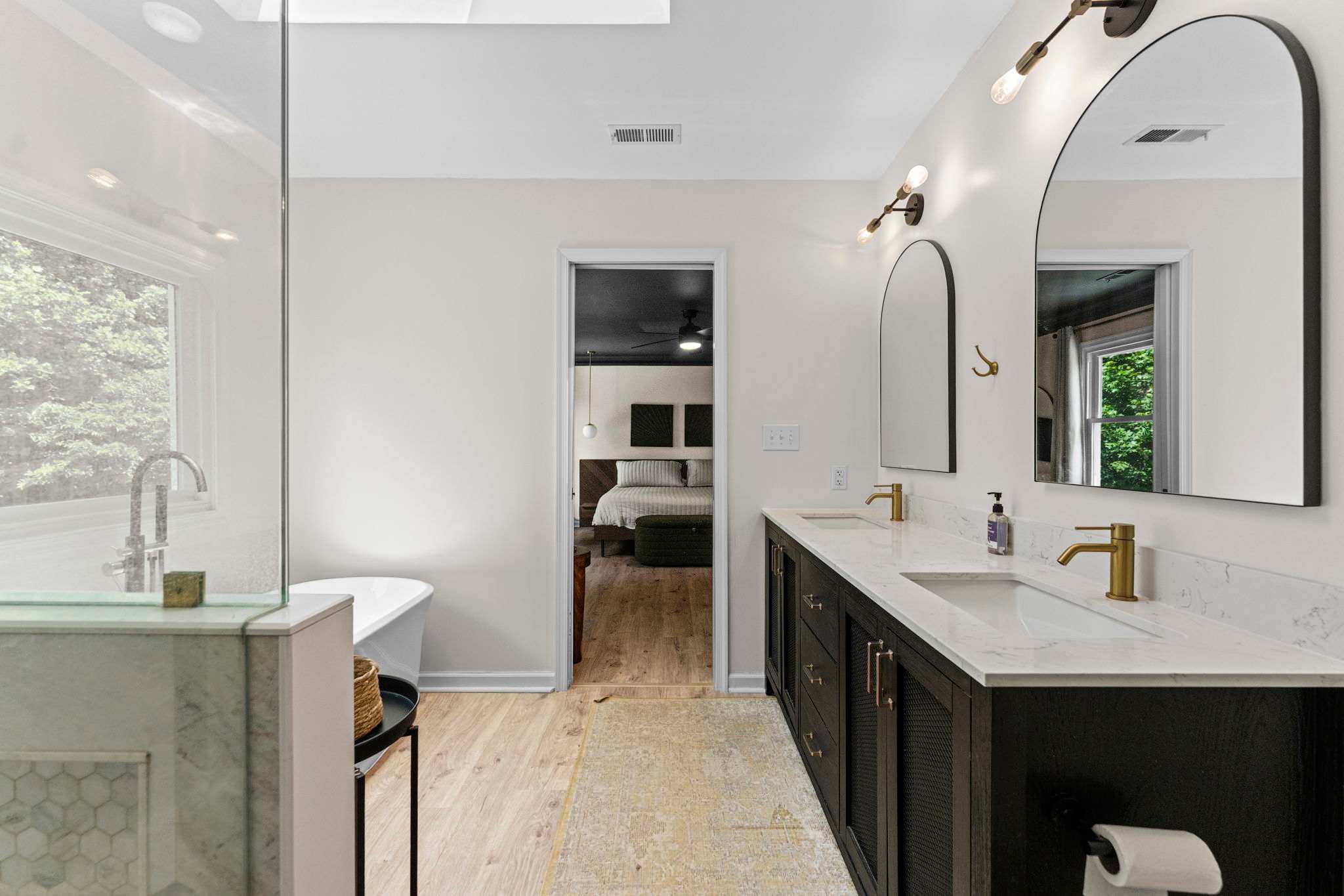 Bathroom 1: Primary Suite w/shower and tub
