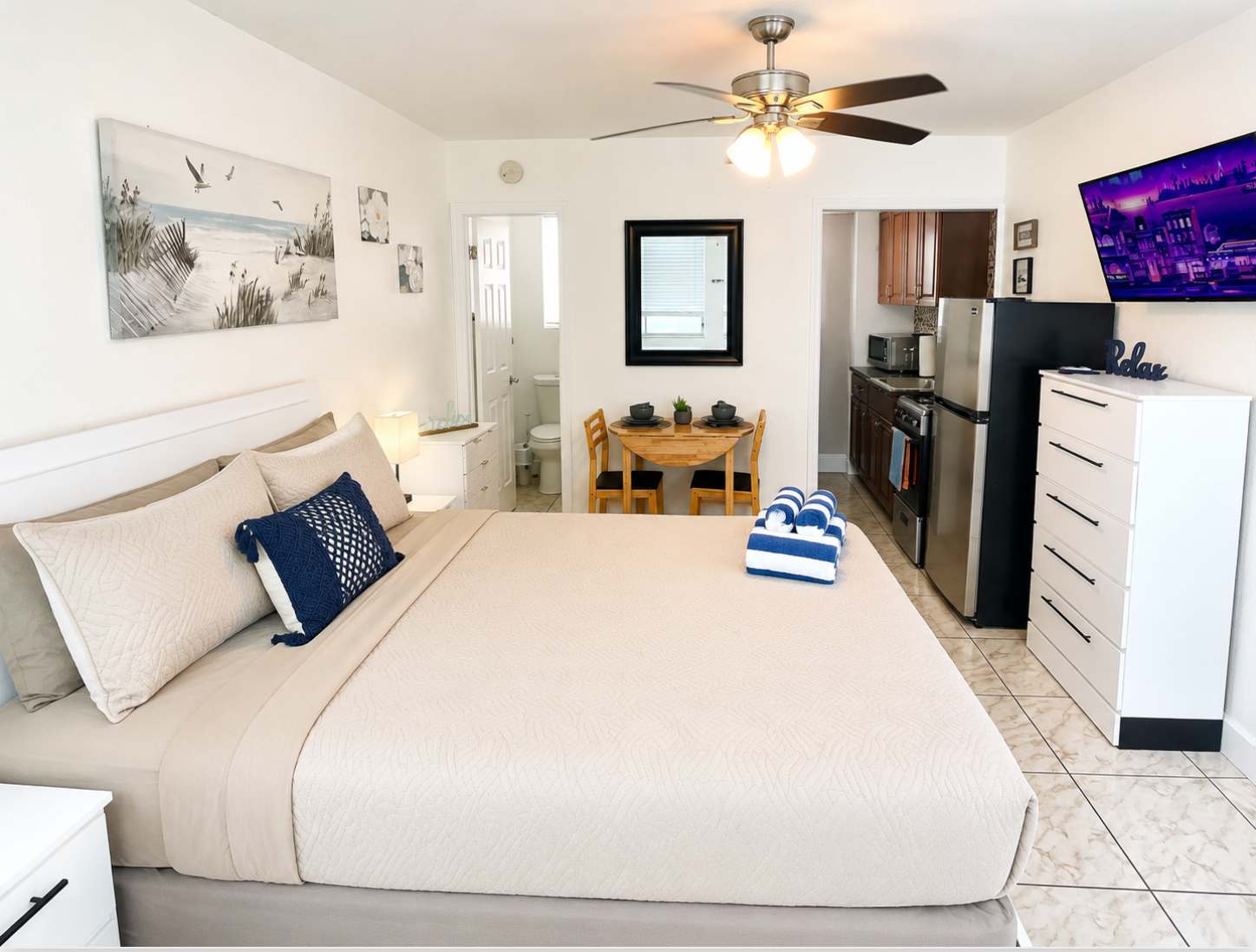 Chic Open Studio Near the Beach Comfortable & Well-Located