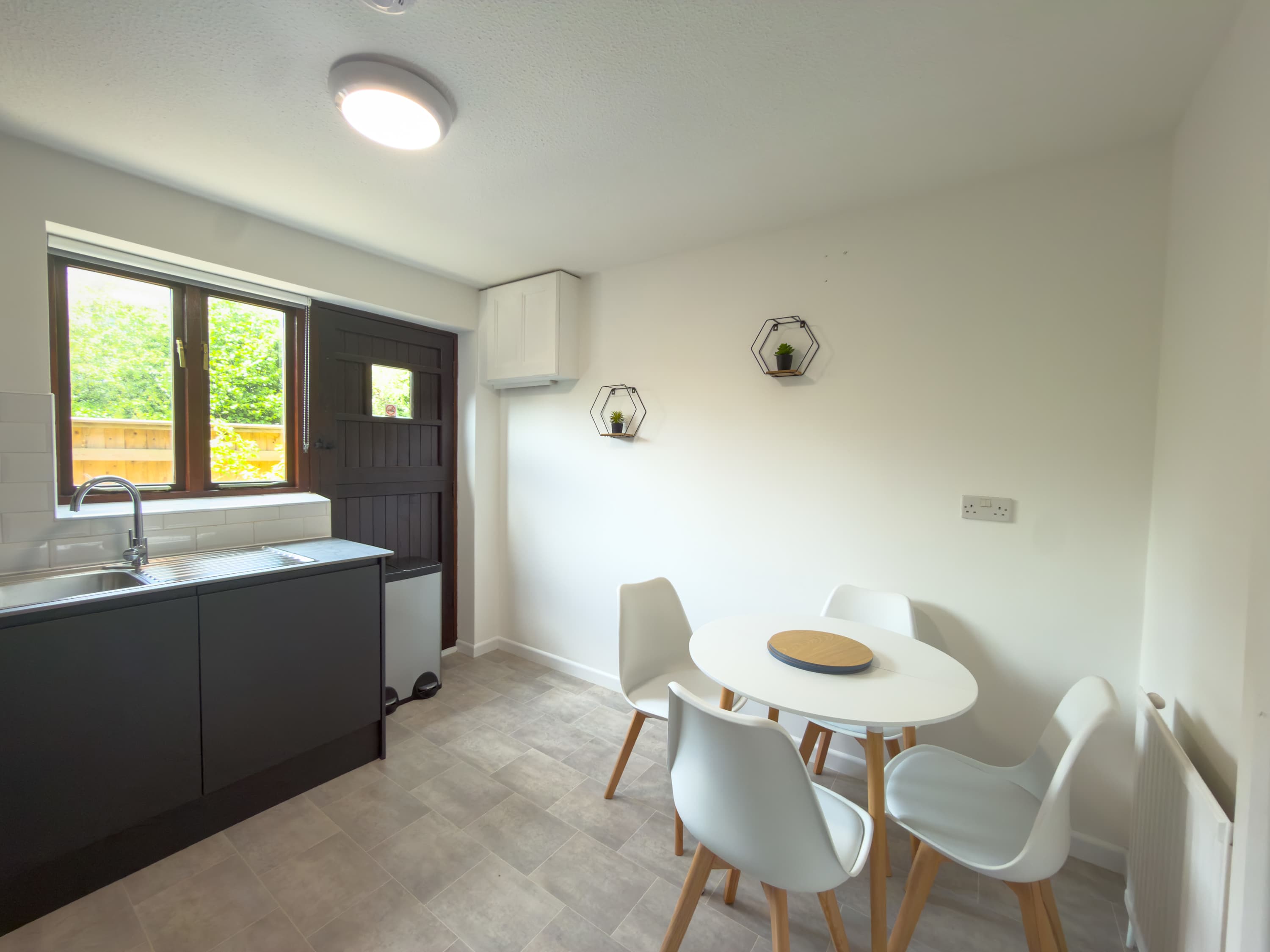 Millbrook House Apartments 1 - Three bedroom ground floor apartment next to Milton Park in High Street OX14 4EL - Property image 12 - VivreStays
