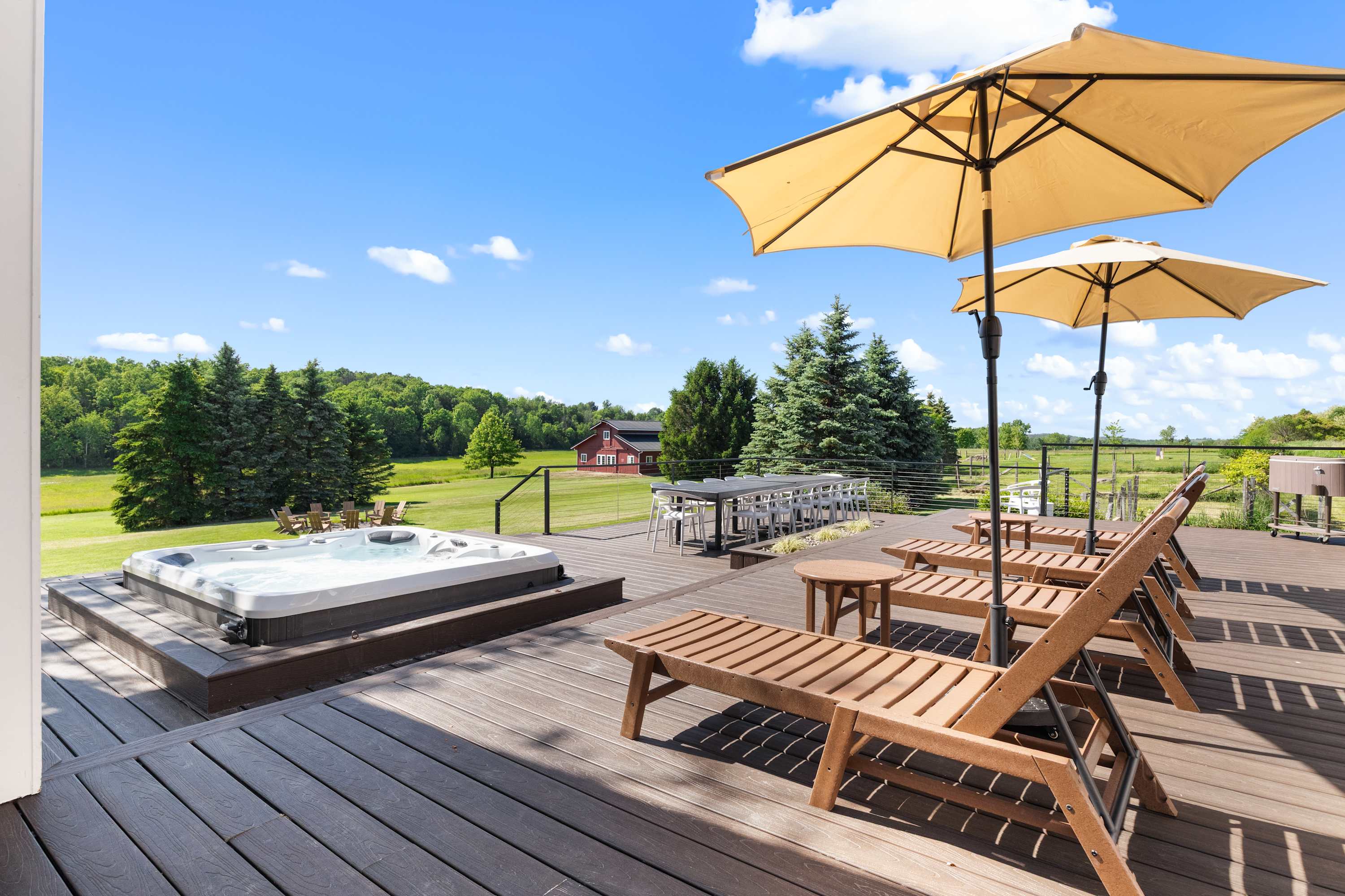 Luxury Lakeview Oasis: Hot Tub, Gym & Movie Room