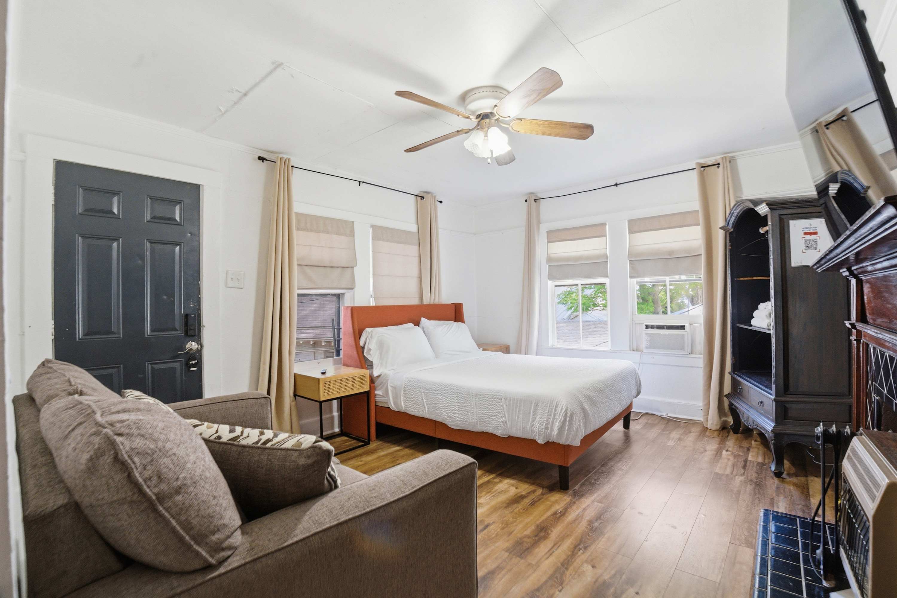 Cozy Private Room  Heart of Downtown