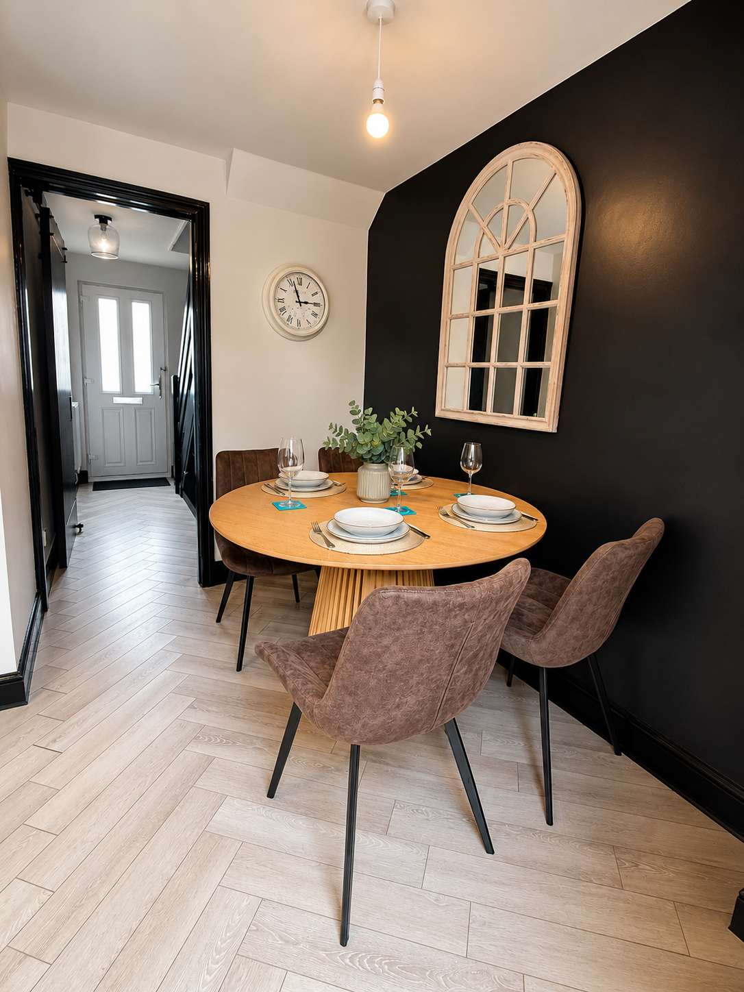 2Bd House for Families and Contractors in Orchard Leigh Cottage, Russell Street MK17 8NX - Property image 6 - VivreStays