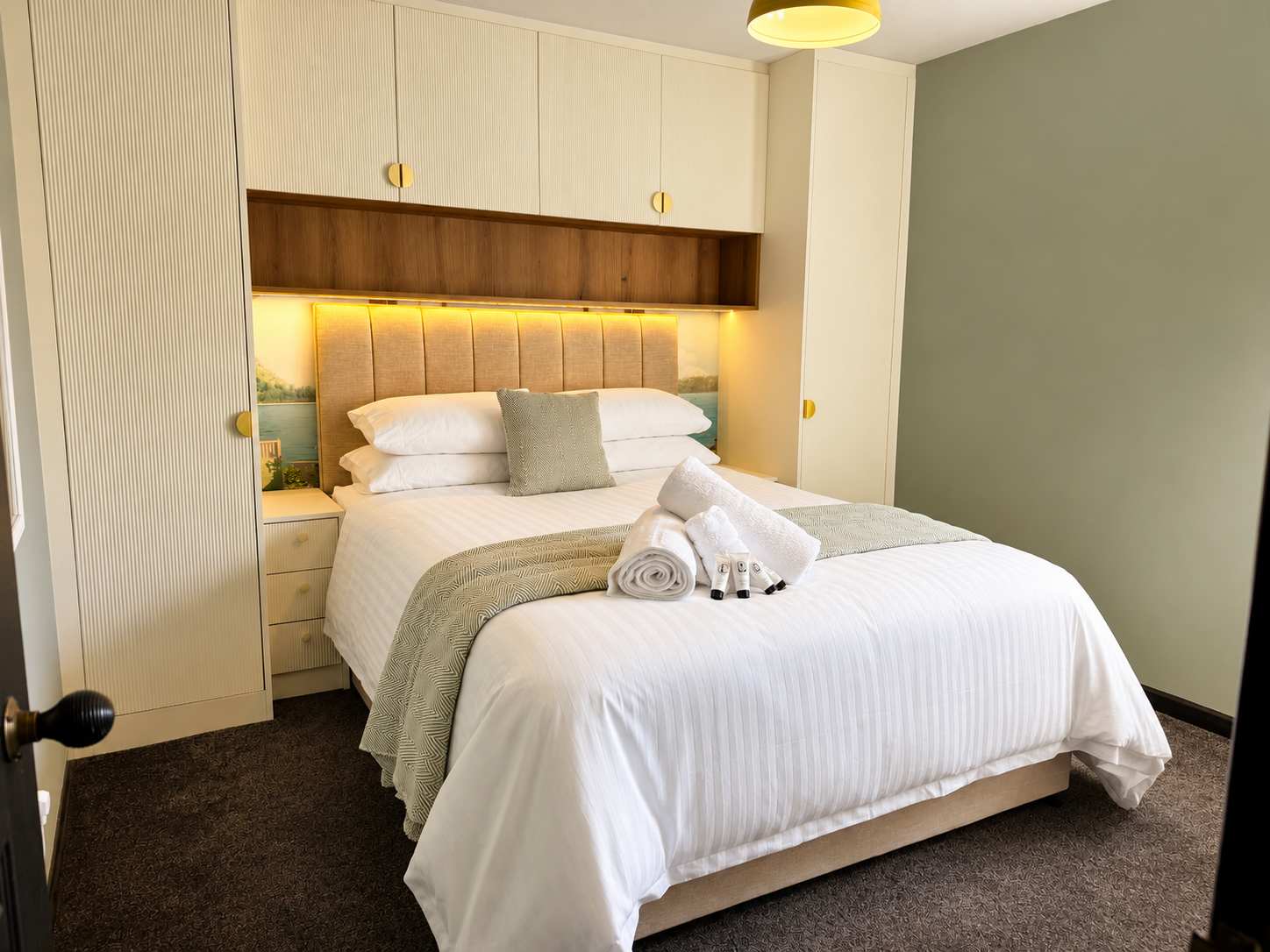 2Bd House for Families and Contractors in Orchard Leigh Cottage, Russell Street MK17 8NX - Property image 17 - VivreStays