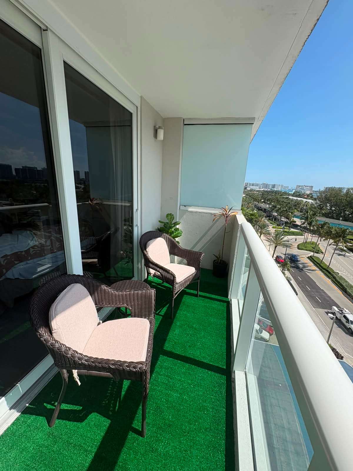 Beachfront Resort Studio 2 Queens Balcony & Pool