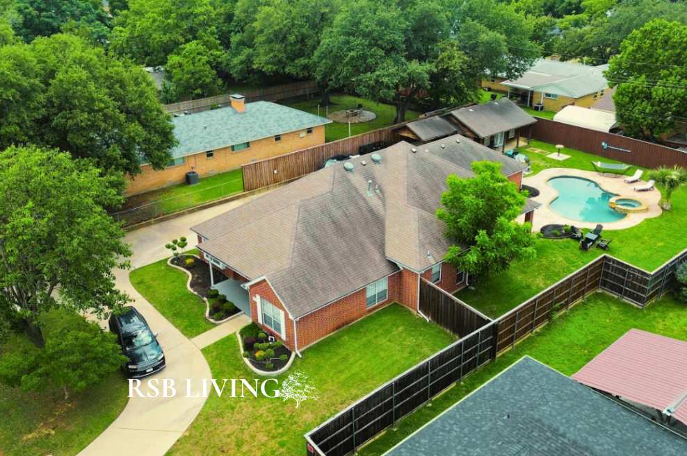 Luxurious Backyard Oasis With Pool And Game Room - Stunning Retreat - Irving, TX