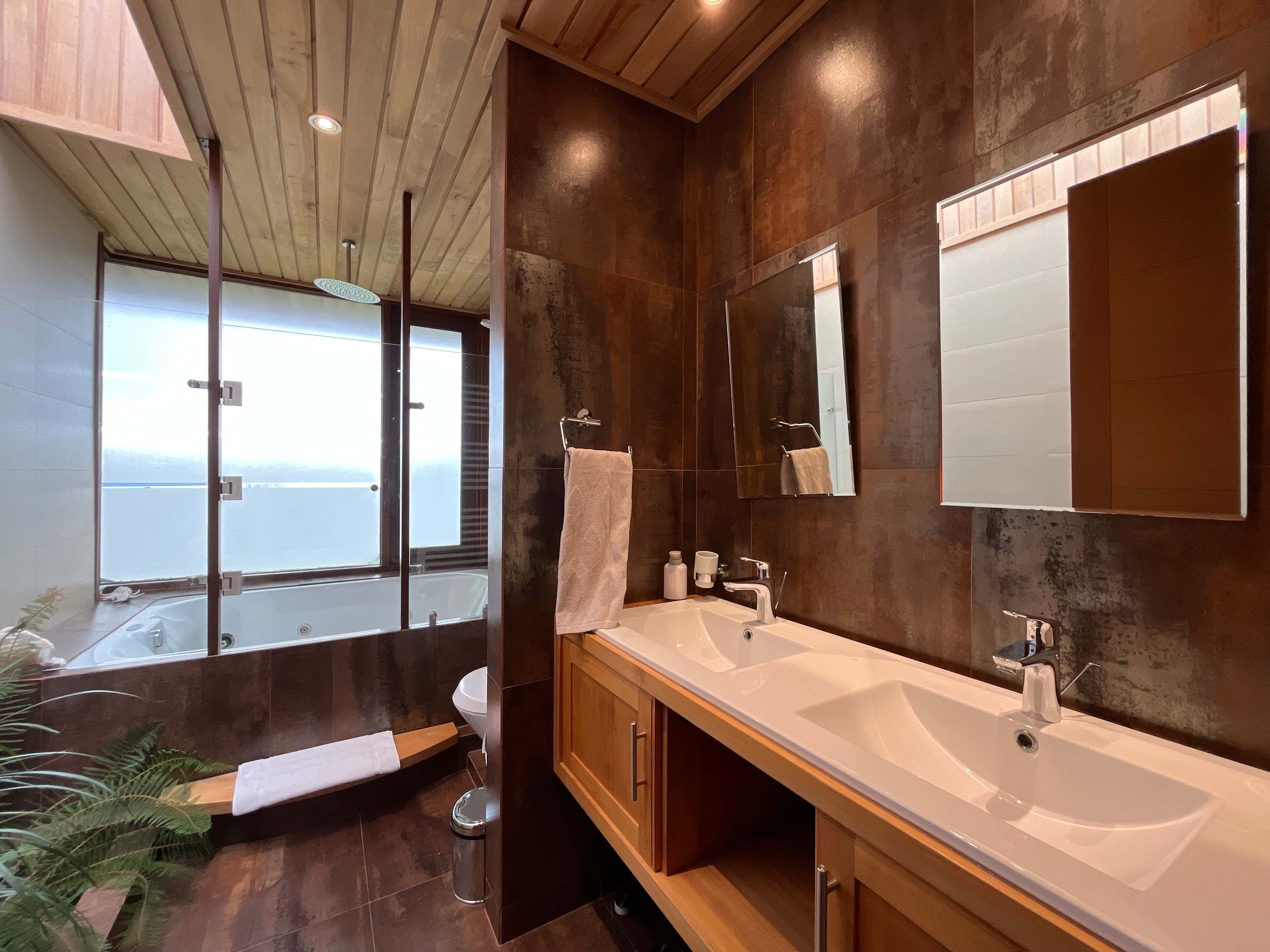 Jacuzzi & Heated (Summer) Pool Retreat with Volcano Views