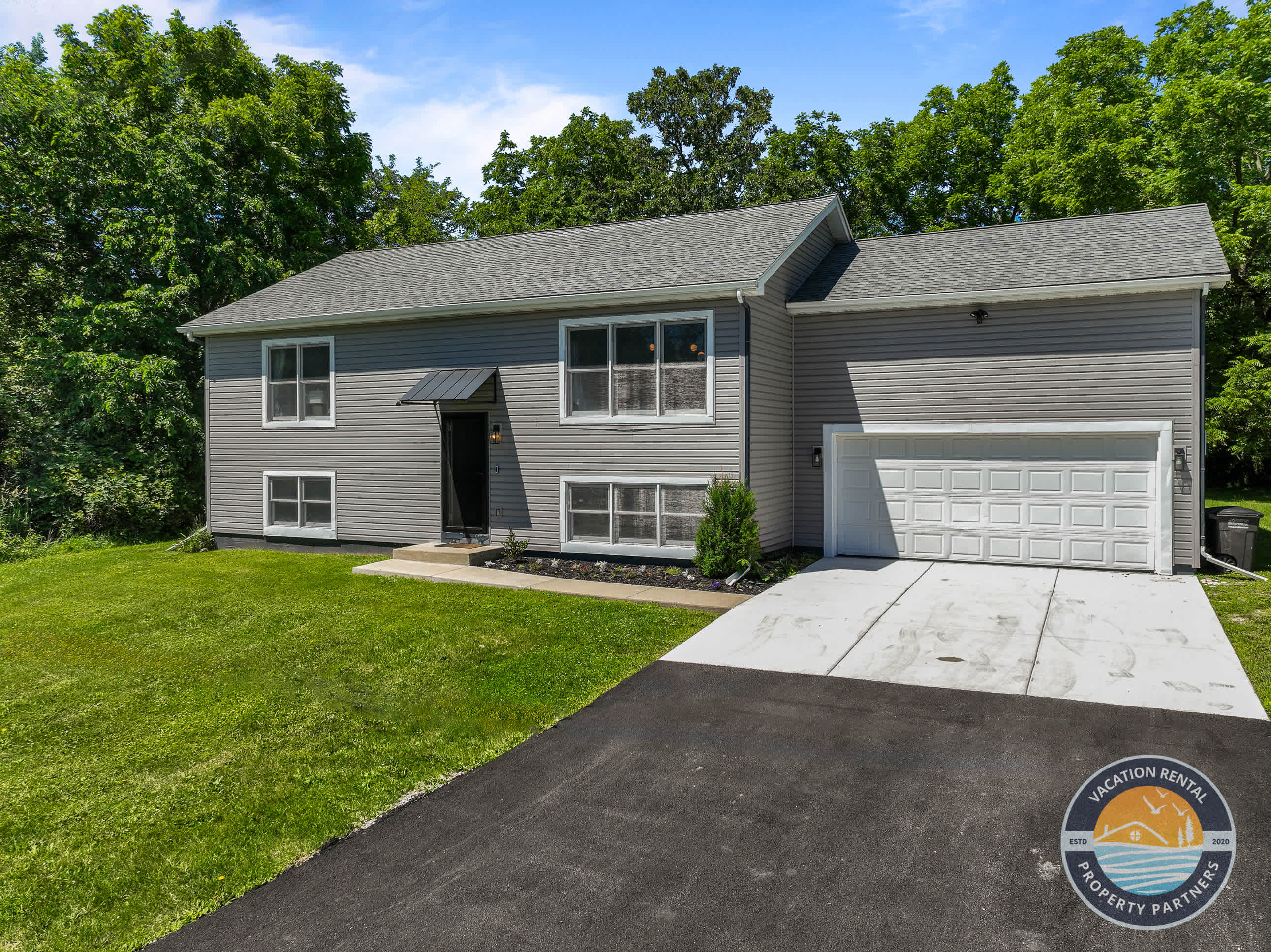 Lake Geneva House: Family Fun with Pool Table 5