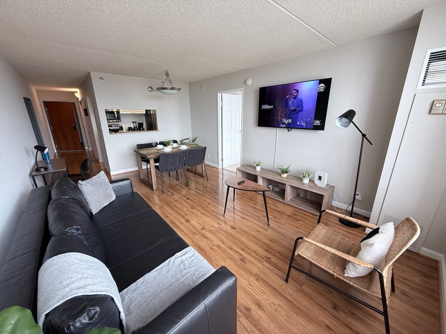 Arlington Gem Stylish Apt with Pool and Gym