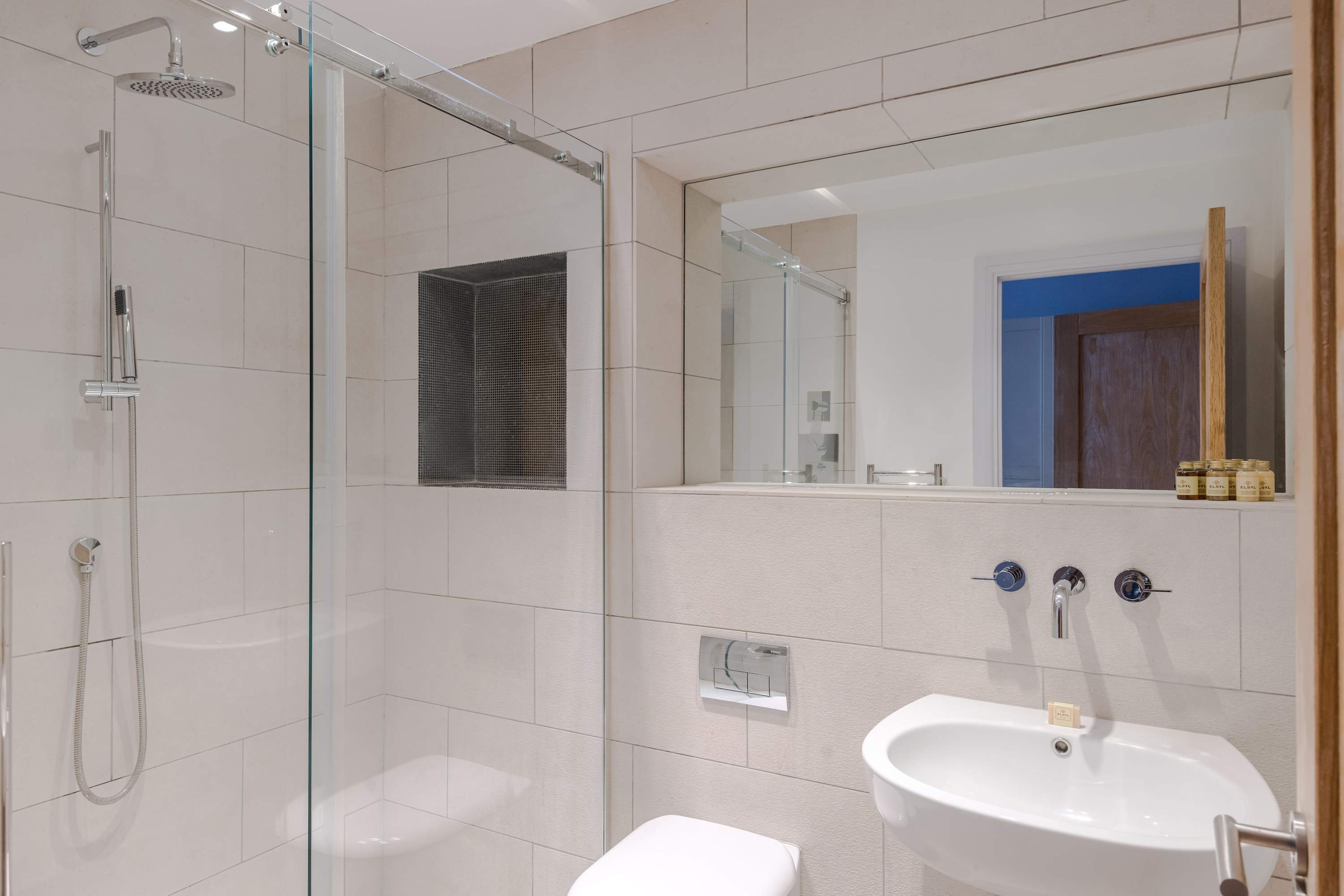 Clerkenwell 3-Bed Apartment · Lift · Sleeps 8 in Eyre Street Hill, 2 EC1R - Property image 14 - VivreStays