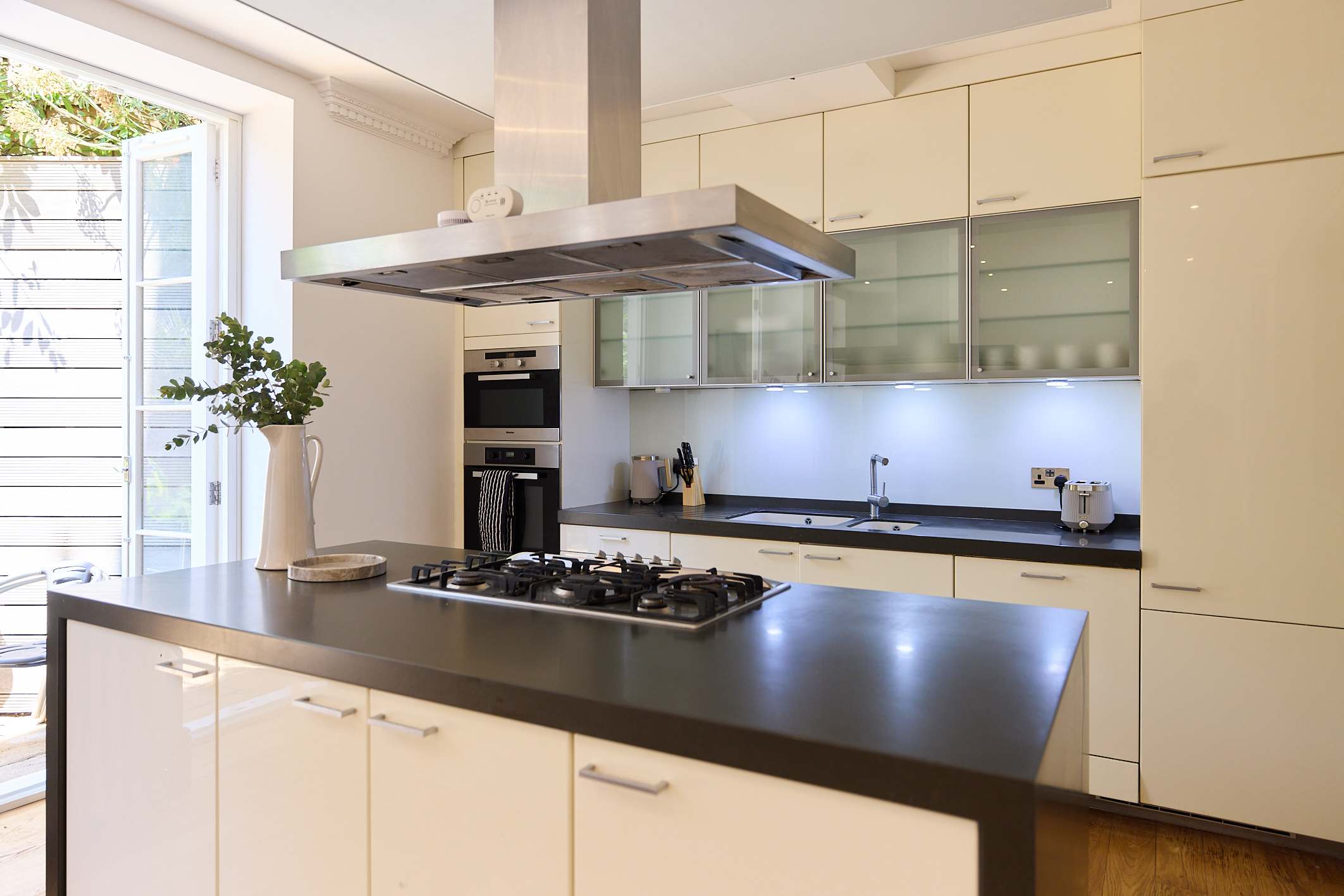 The 1788 Wood-Panelled Townhouse - Hampstead Heath in House 3, The Old Court House, North End Way NW3 7ER - Property image 19 - VivreStays