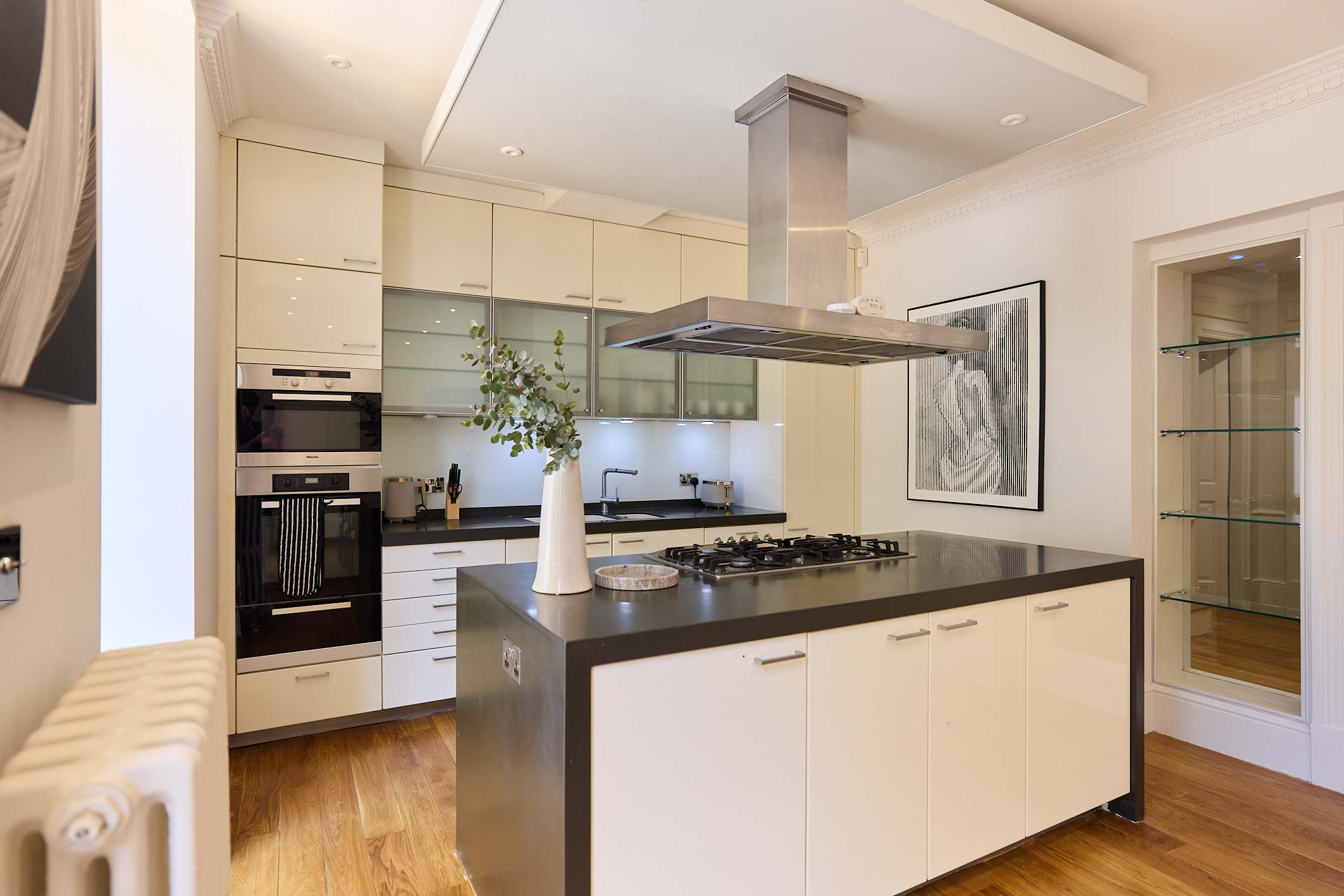 The 1788 Wood-Panelled Townhouse - Hampstead Heath in House 3, The Old Court House, North End Way NW3 7ER - Property image 23 - VivreStays