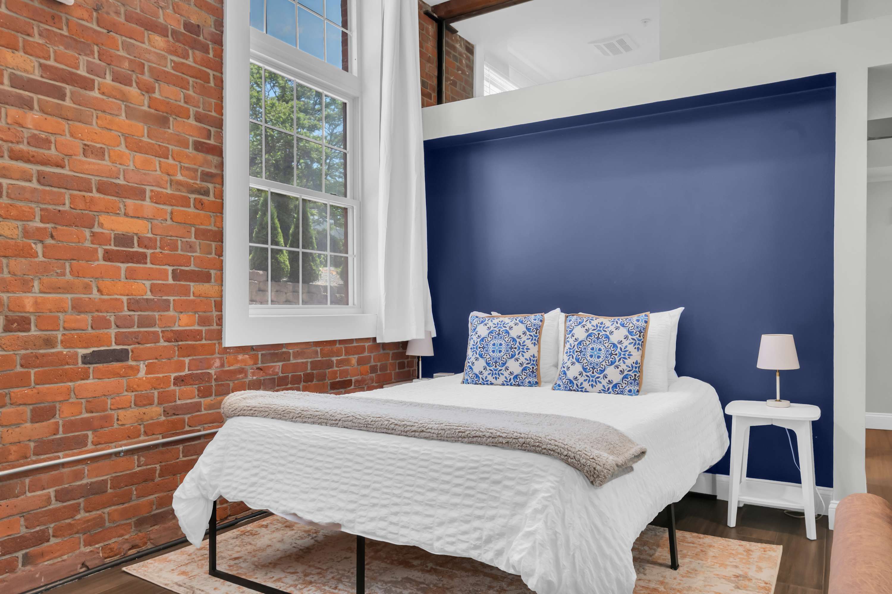 Stylish Industrial Charm And Cozy Workspace - Chic Downtown Escape - Providence, RI