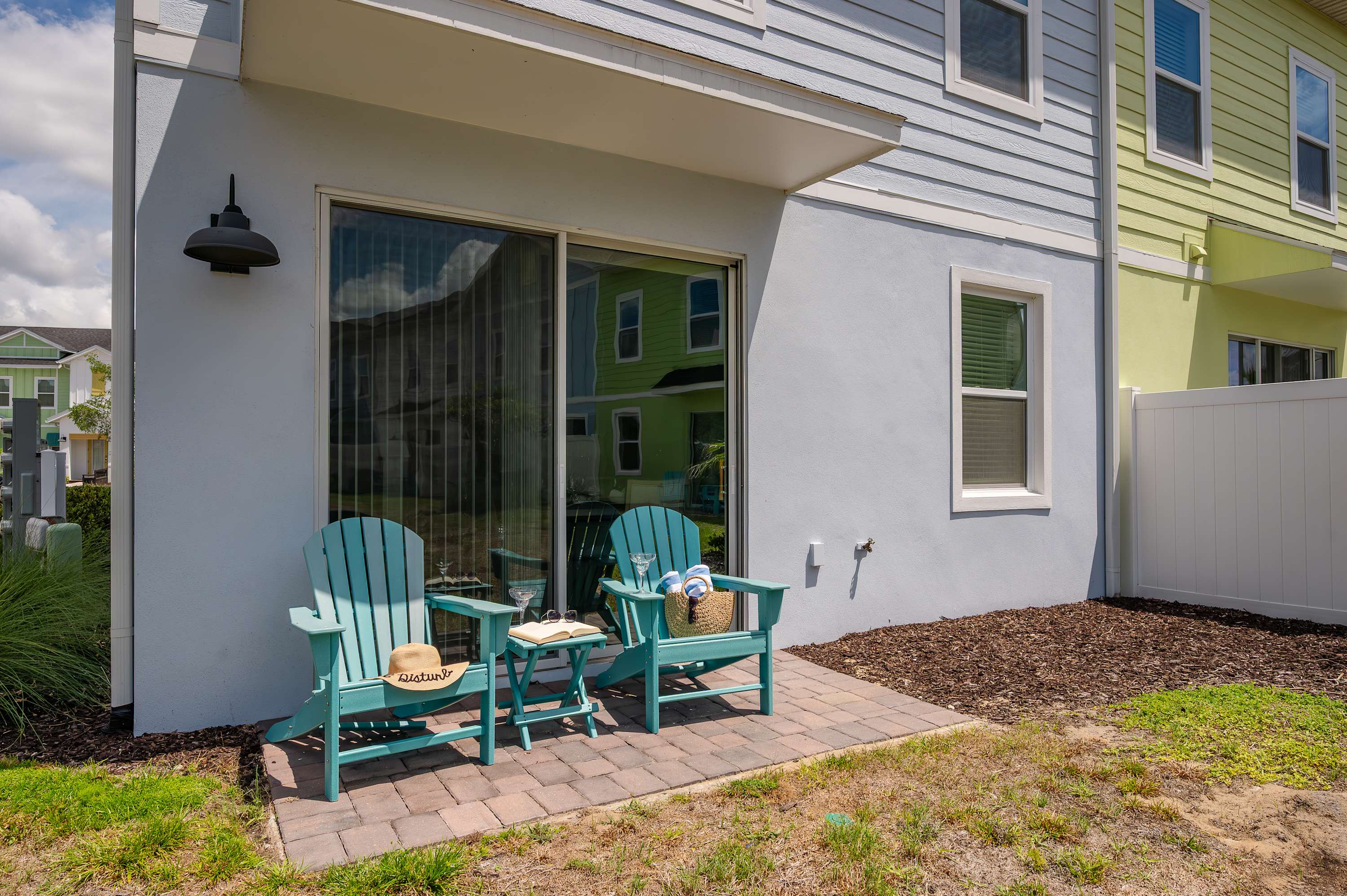 Townhome with patio near Disney and parks