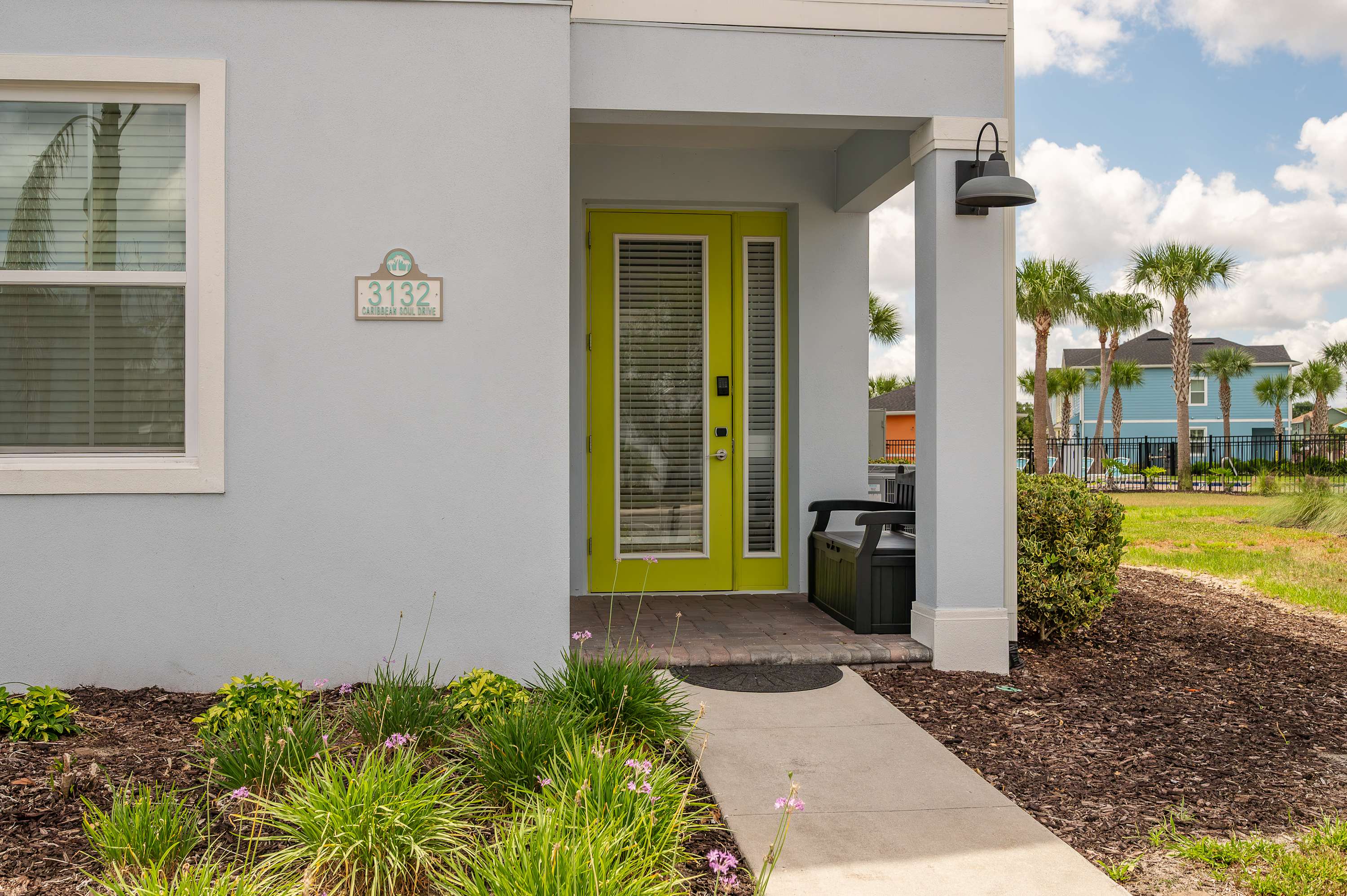 Townhome with patio near Disney and parks
