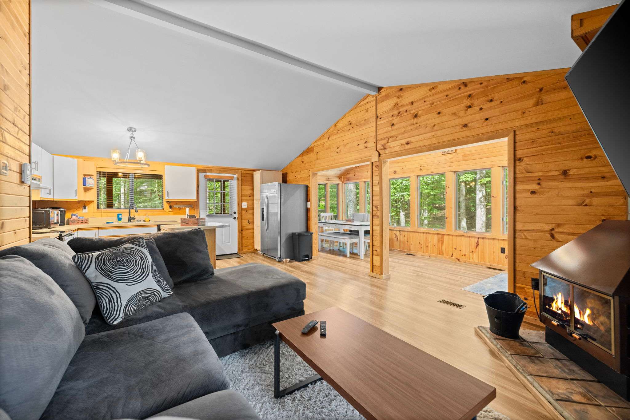 Cozy Cottage w Fireplace, FirePit & Resort Access