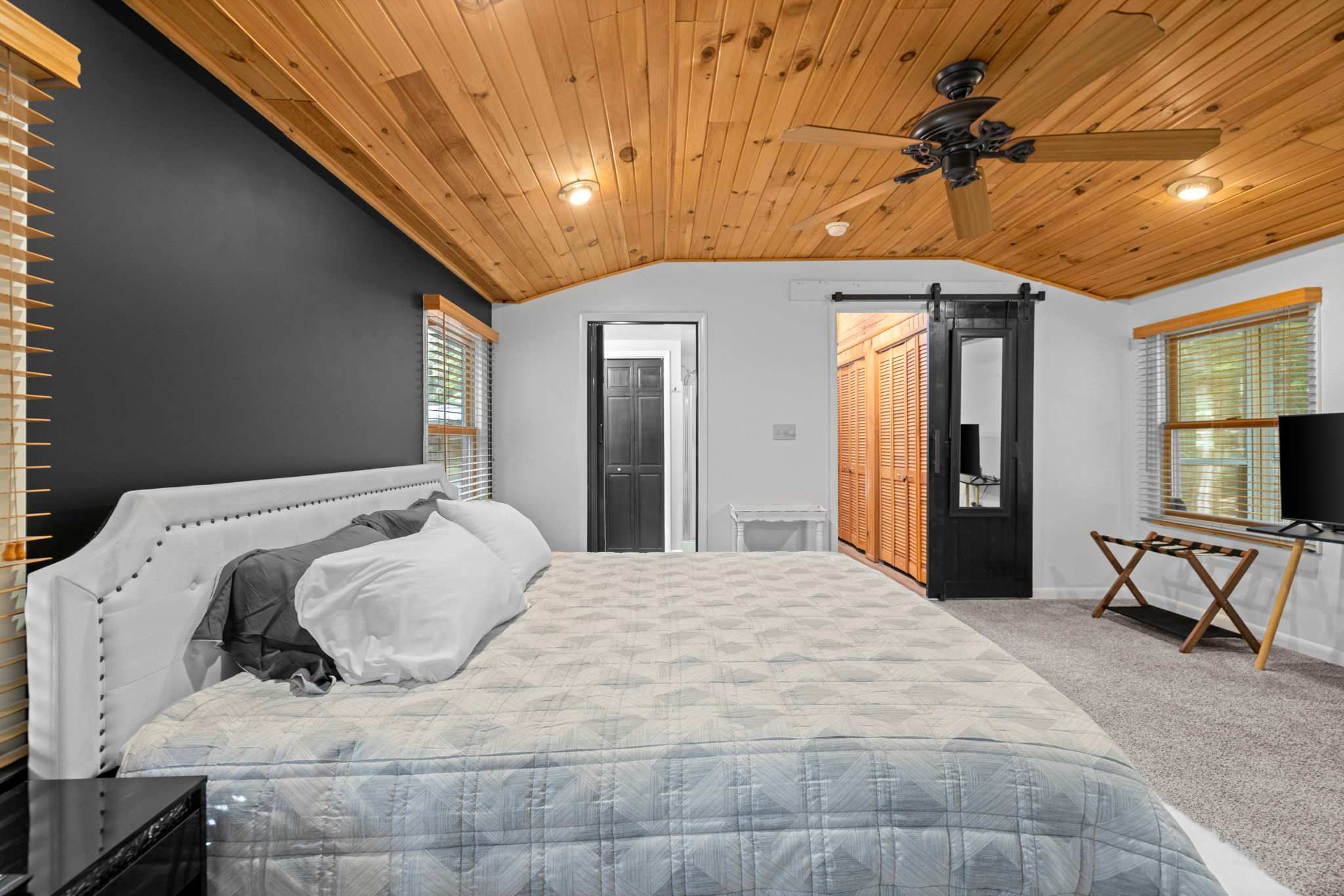 Cozy Cottage w Fireplace, FirePit & Resort Access