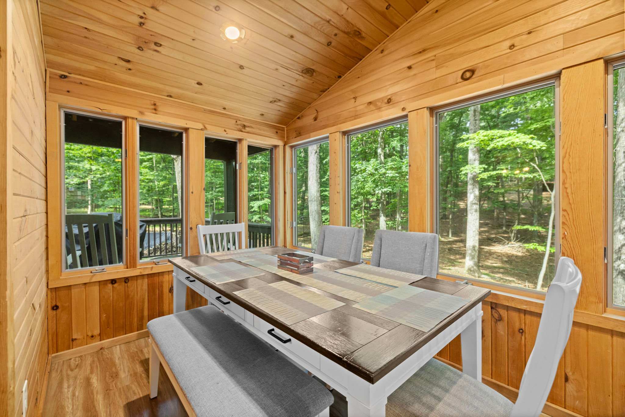 Cozy Cottage w Fireplace, FirePit & Resort Access