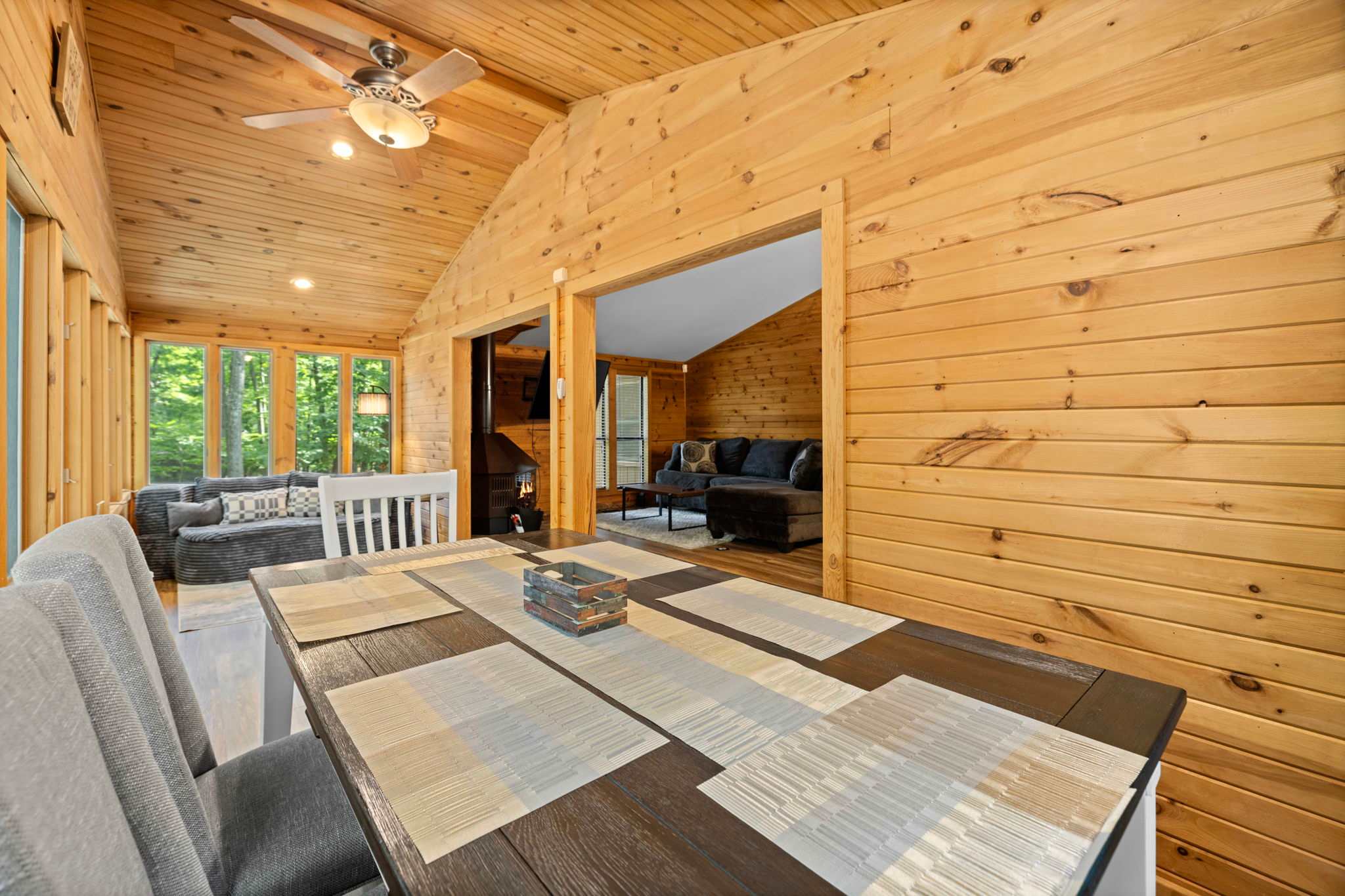 Cozy Cottage w Fireplace, FirePit & Resort Access