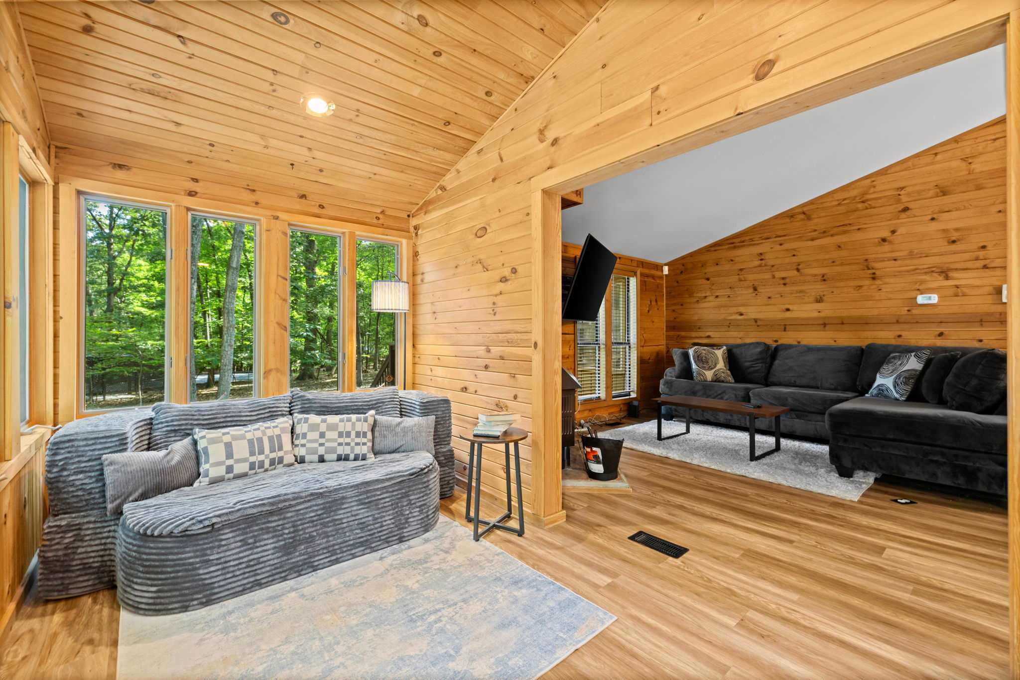 Cozy Cottage w Fireplace, FirePit & Resort Access