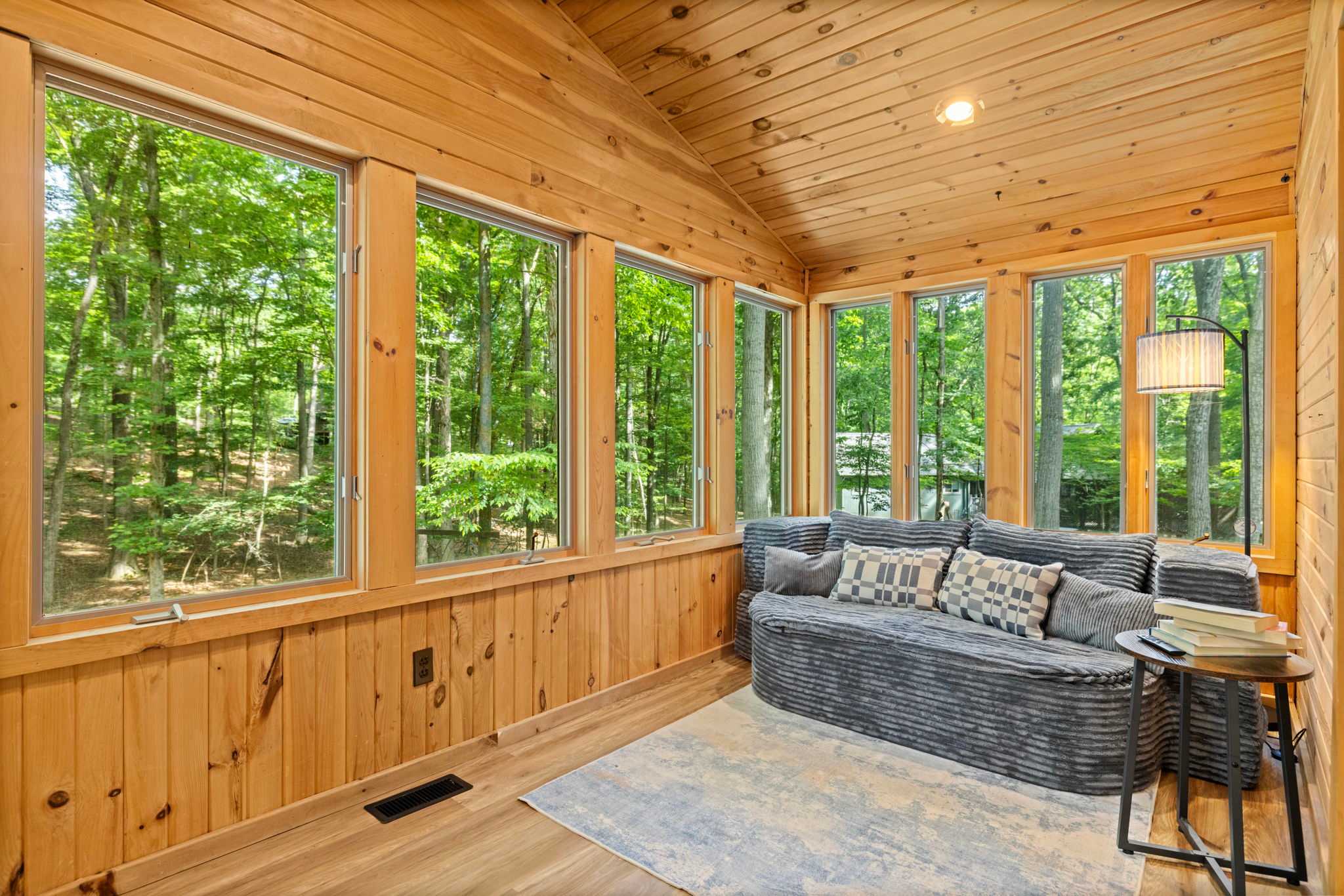 Cozy Cottage w Fireplace, FirePit & Resort Access
