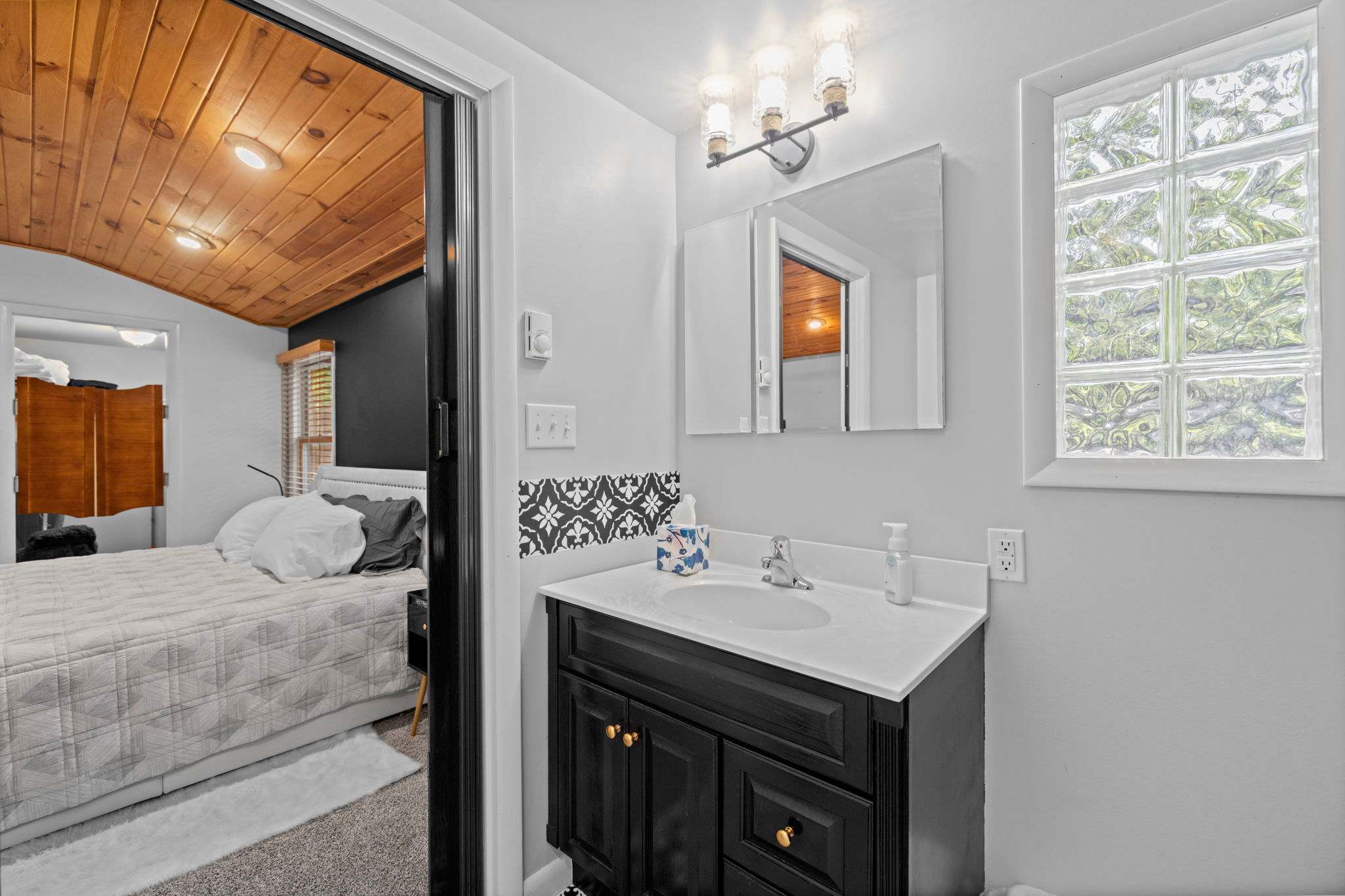 Cozy Cottage w Fireplace, FirePit & Resort Access