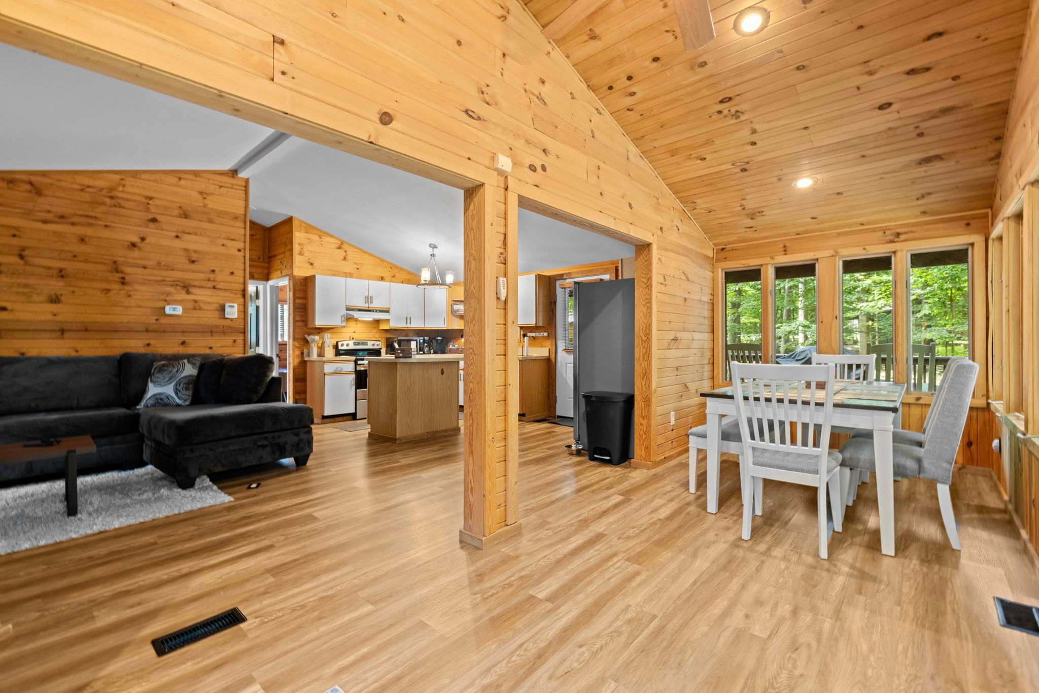 Cozy Cottage w Fireplace, FirePit & Resort Access