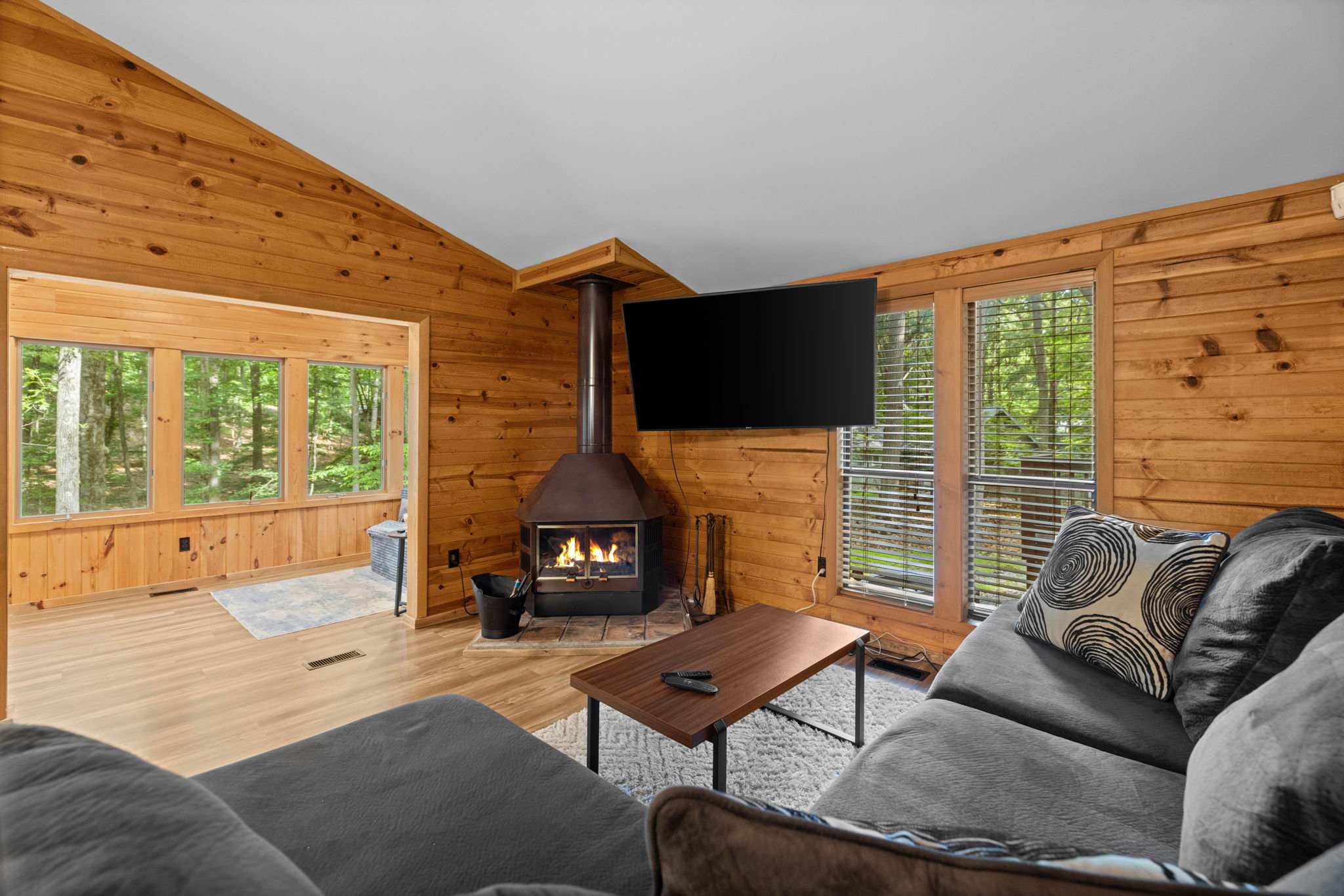 Cozy Cottage w Fireplace, FirePit & Resort Access