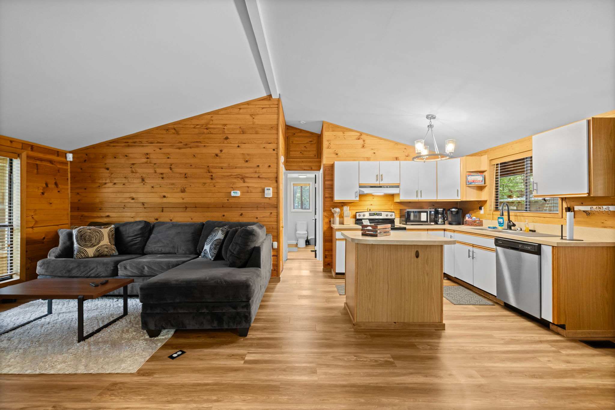 Cozy Cottage w Fireplace, FirePit & Resort Access