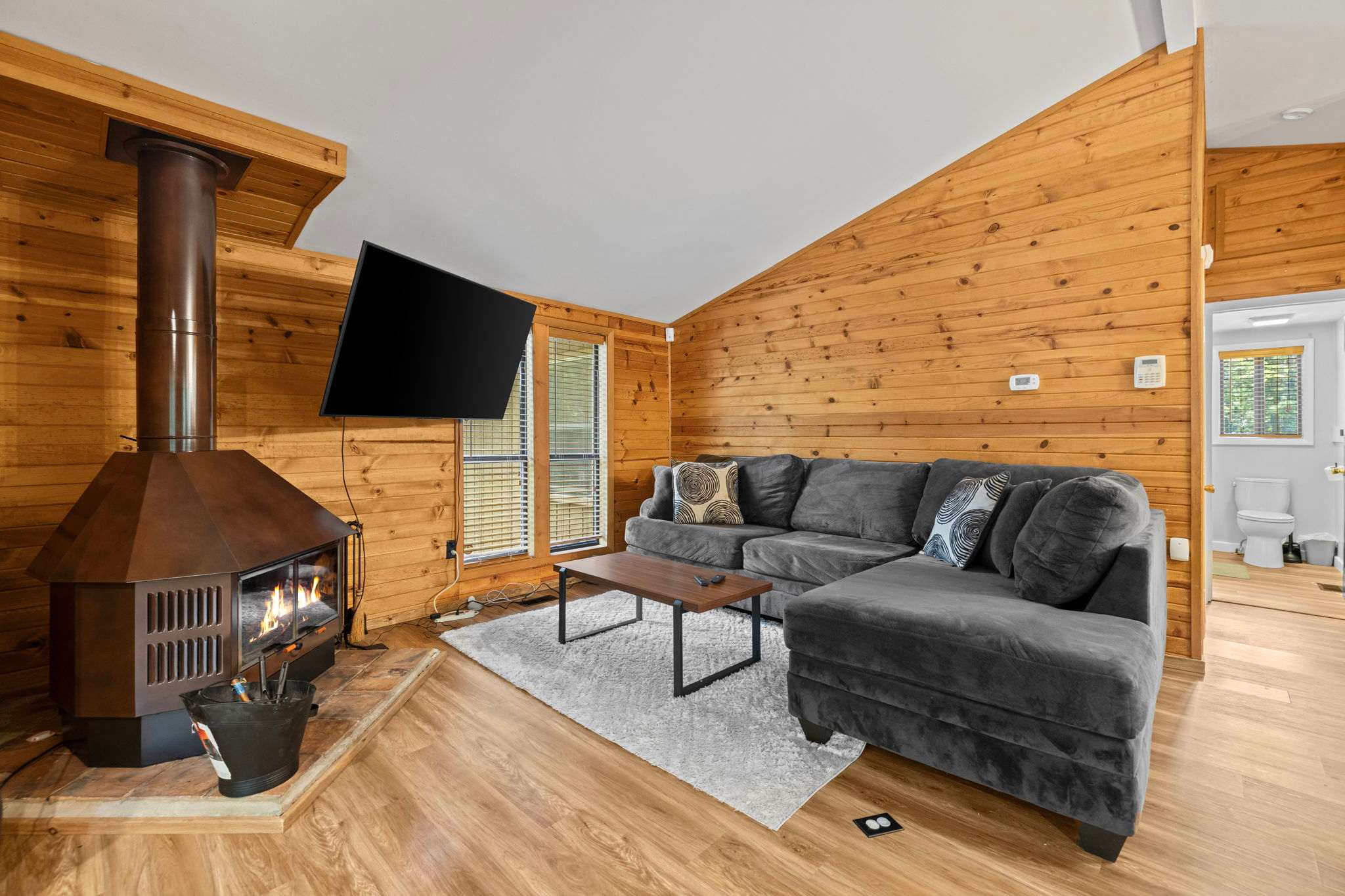 Cozy Cottage w Fireplace, FirePit & Resort Access