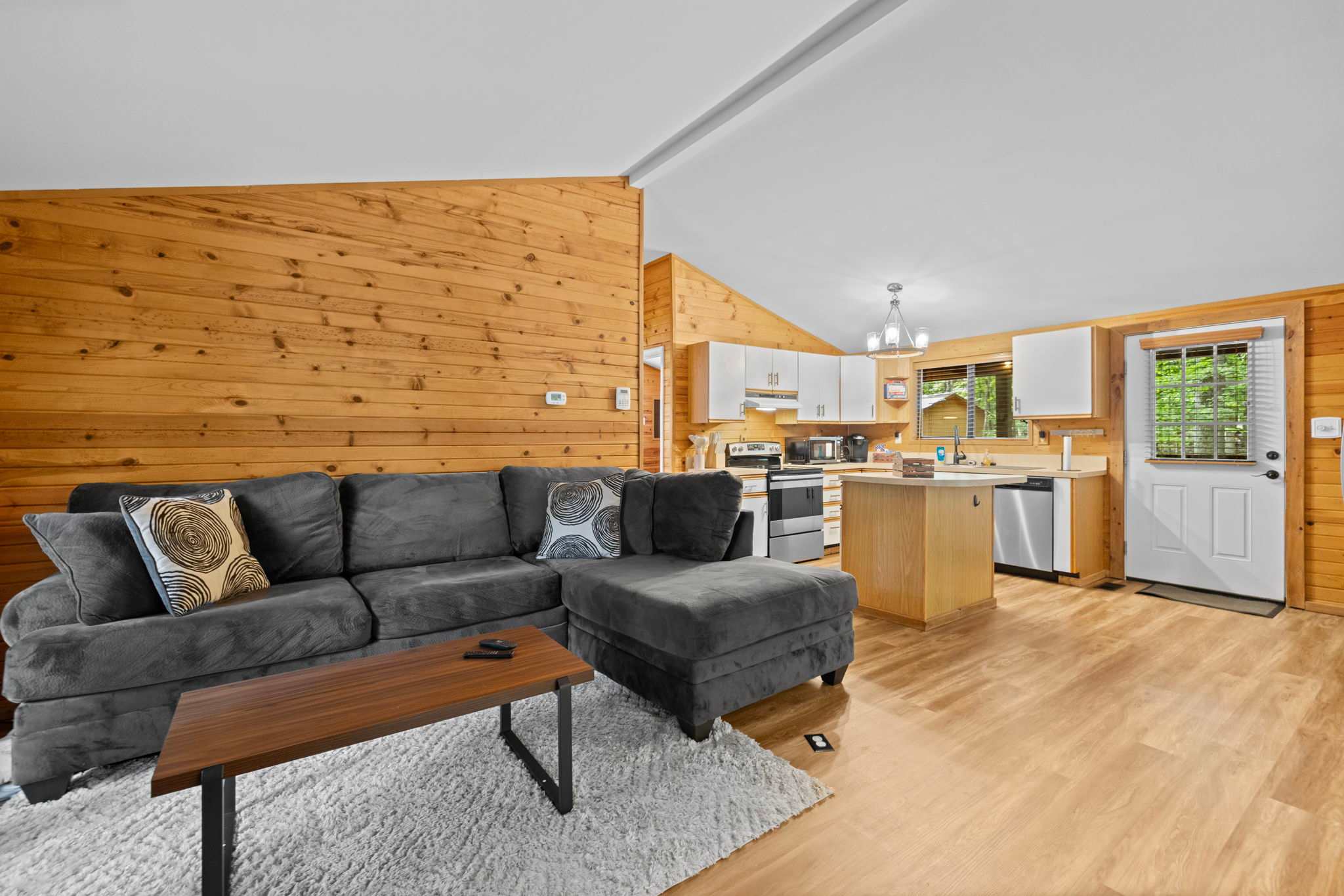 Cozy Cottage w Fireplace, FirePit & Resort Access
