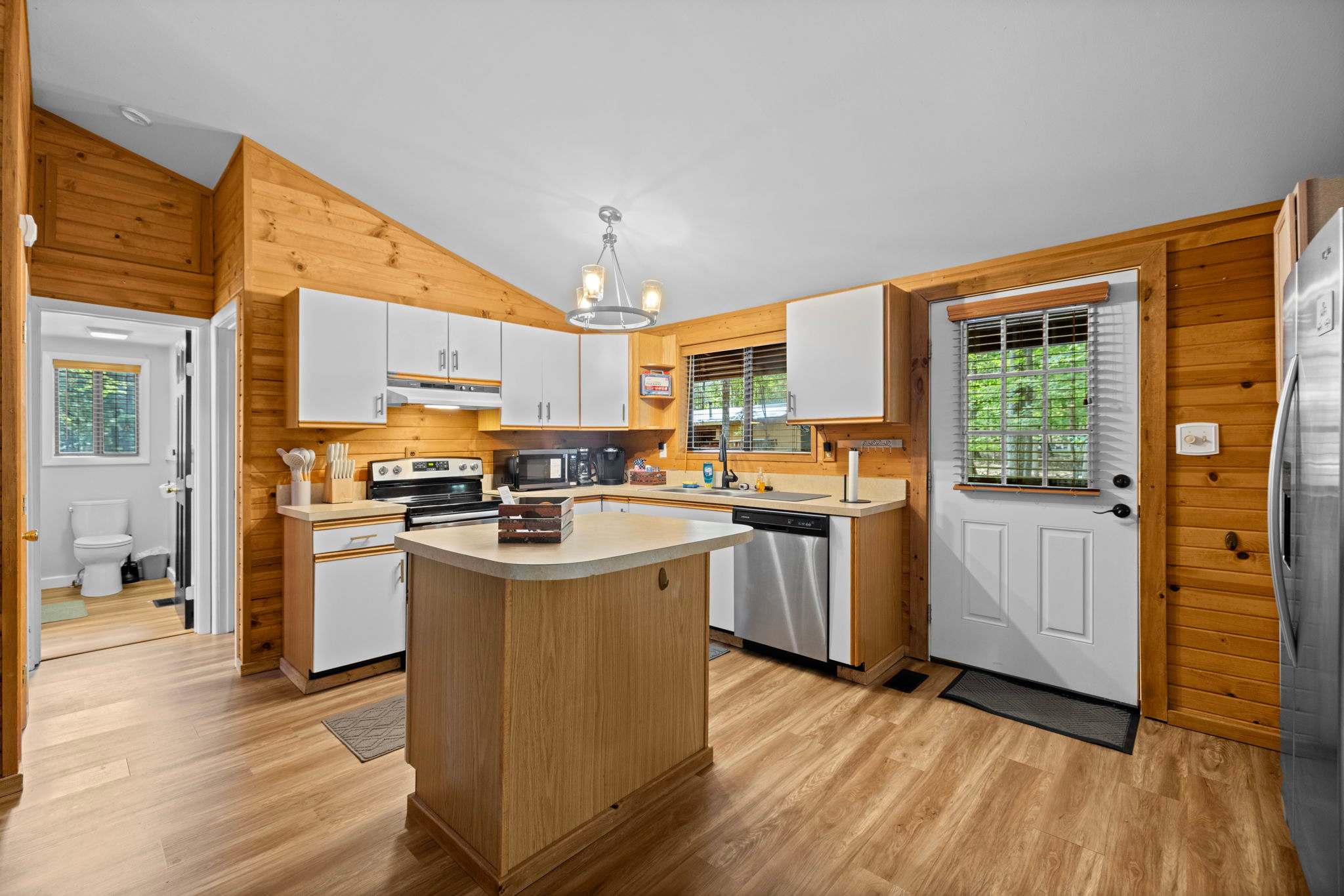 Cozy Cottage w Fireplace, FirePit & Resort Access