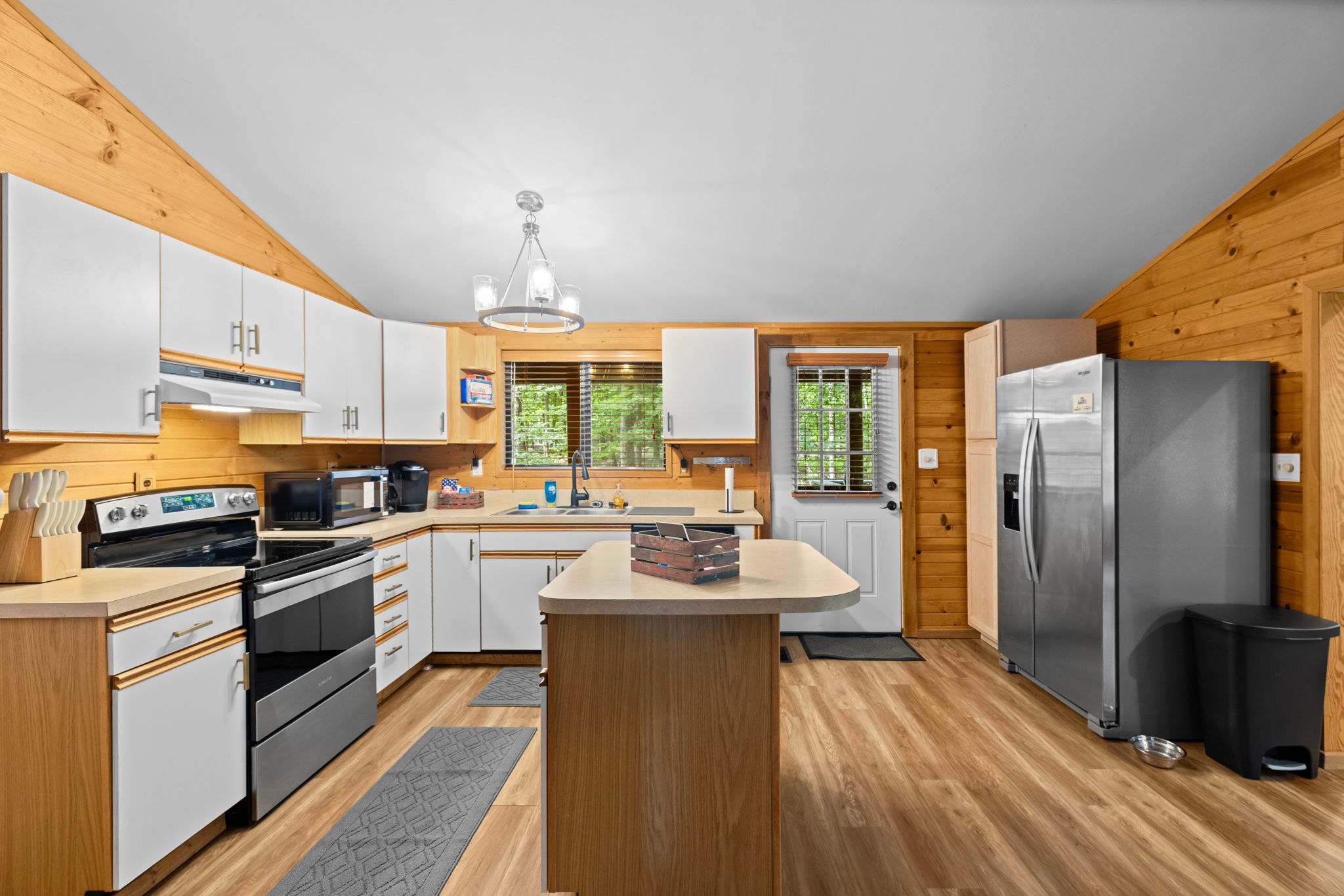 Cozy Cottage w Fireplace, FirePit & Resort Access
