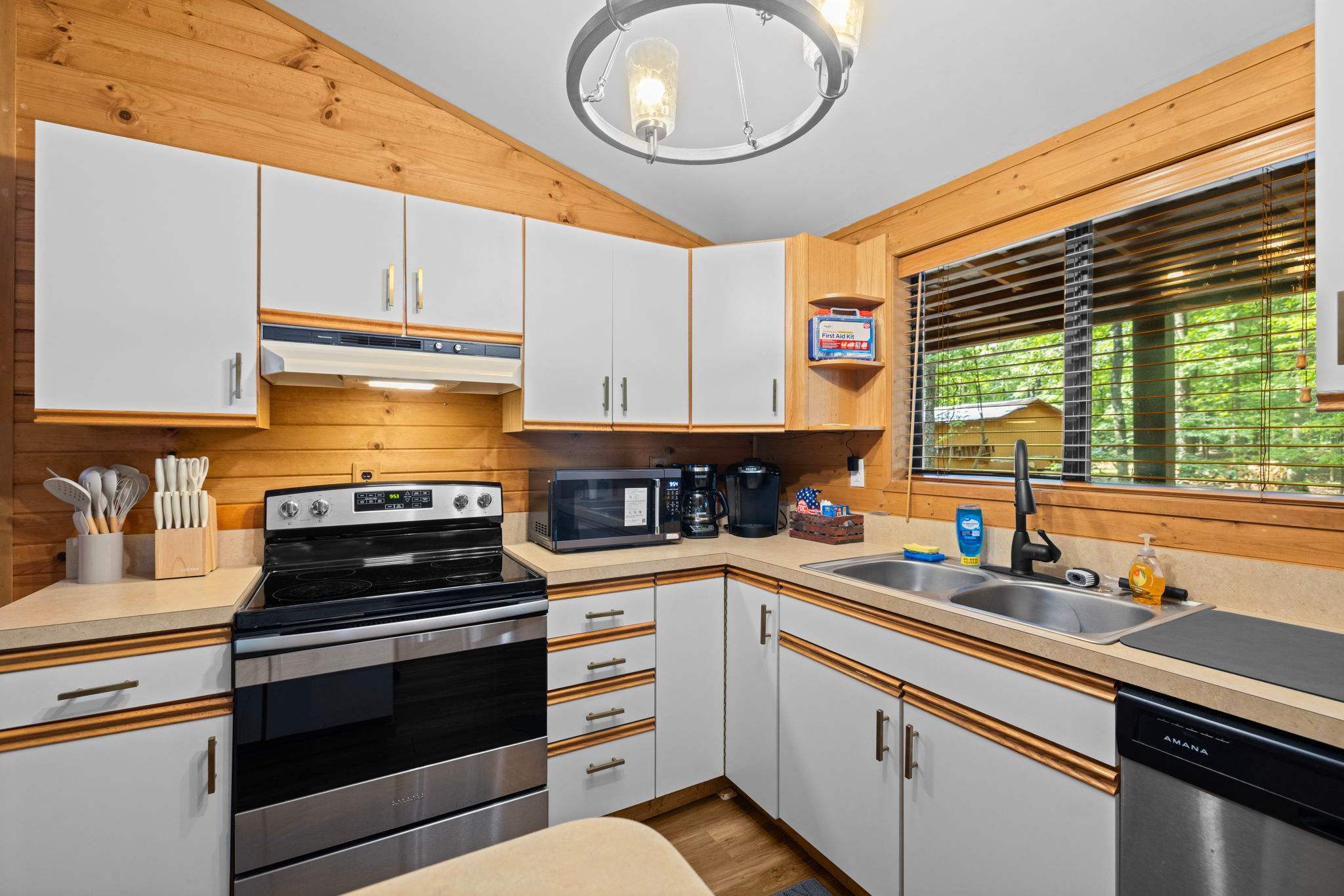 The fully equipped kitchen makes it easy to prepare meals during your stay