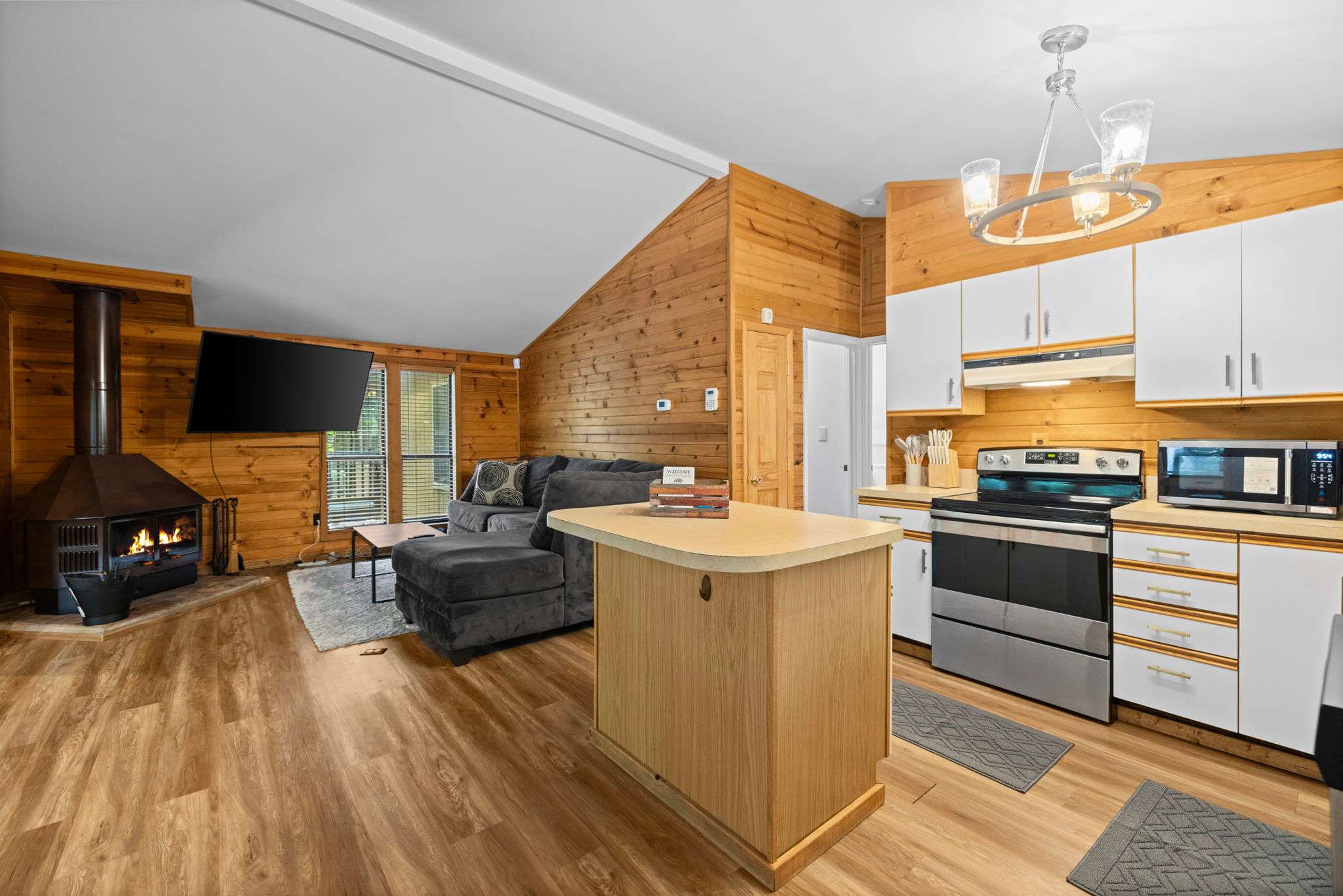 Cozy Cottage w Fireplace, FirePit & Resort Access