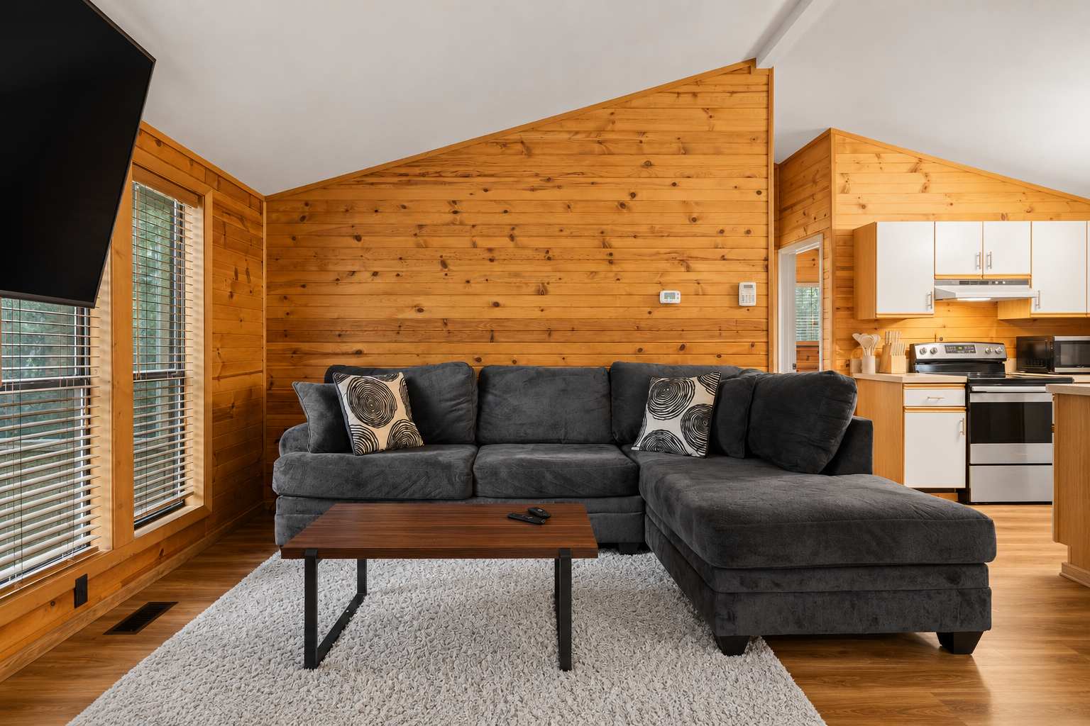 Cozy Cottage w Fireplace, FirePit & Resort Access