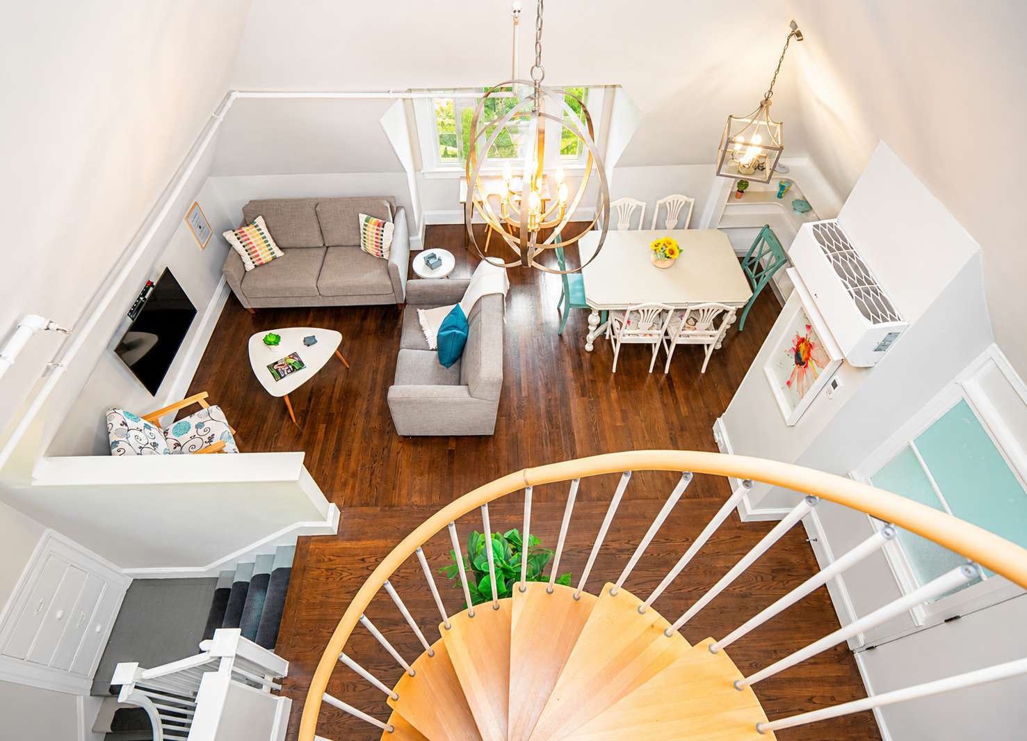 Stylish Open Layout And Cozy Loft - Charming College Hill Retreat - Providence, RI