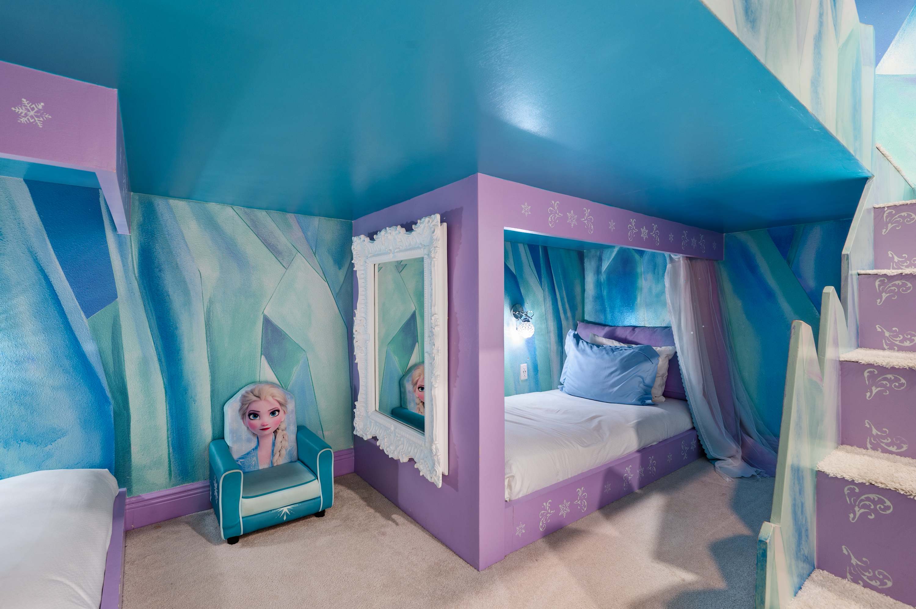 5BR themed retreat w/ game room near Disney