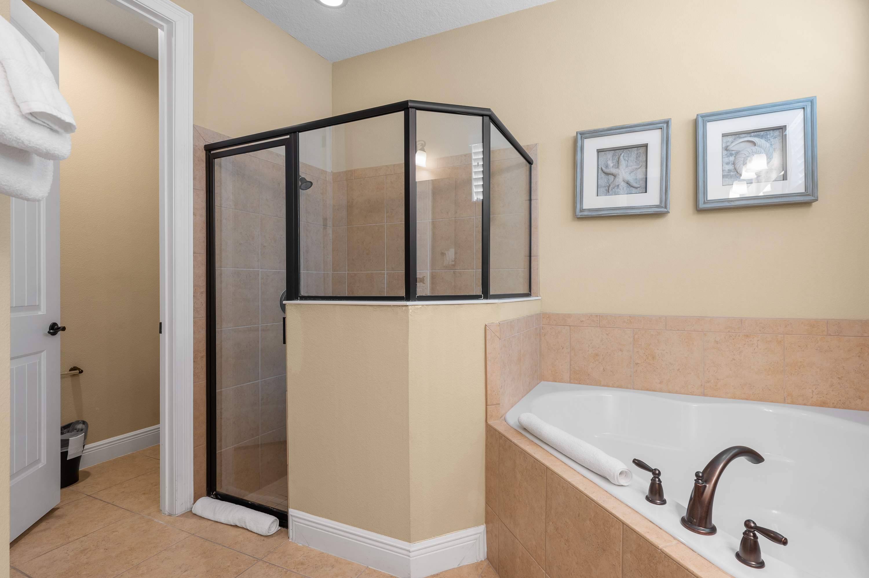 5BR themed retreat w/ game room near Disney