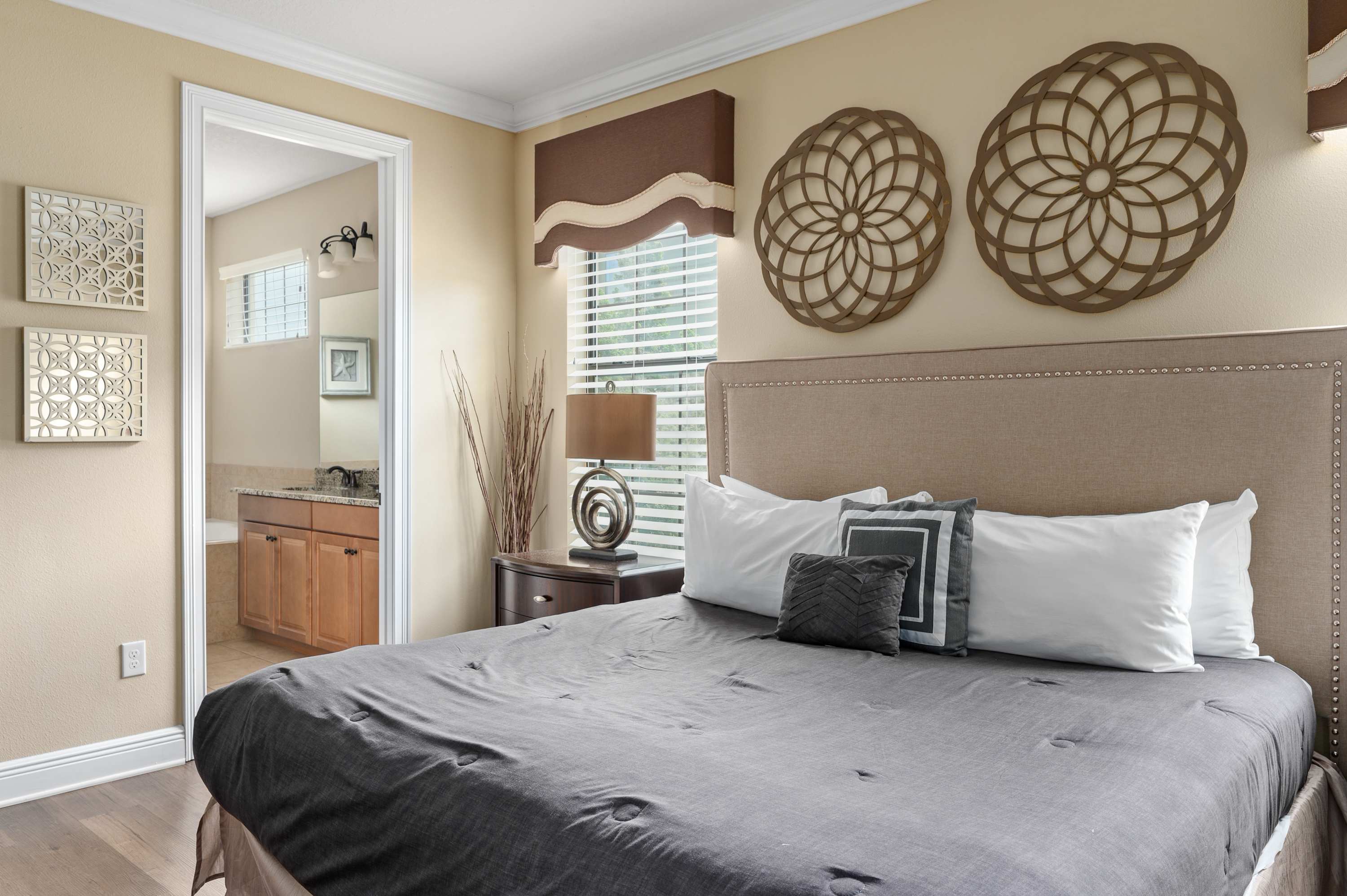 5BR themed retreat w/ game room near Disney