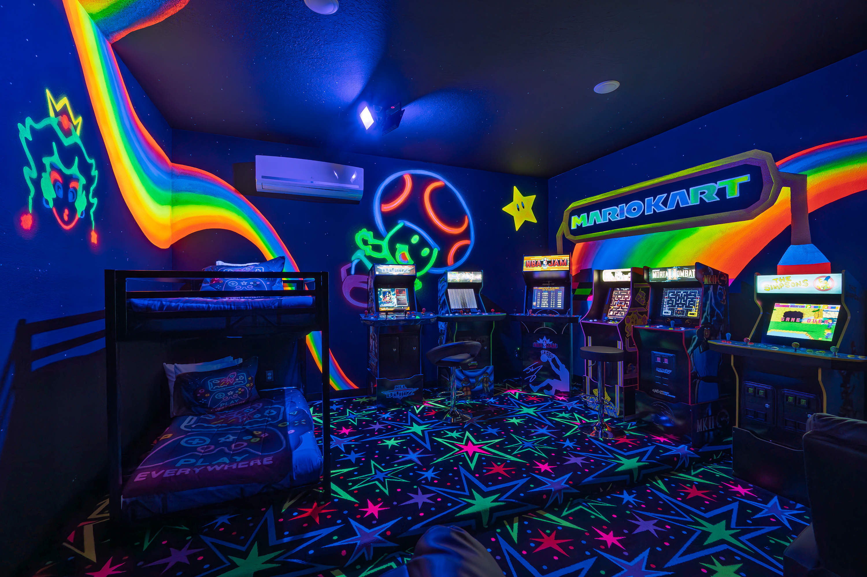 5BR themed retreat w/ game room near Disney