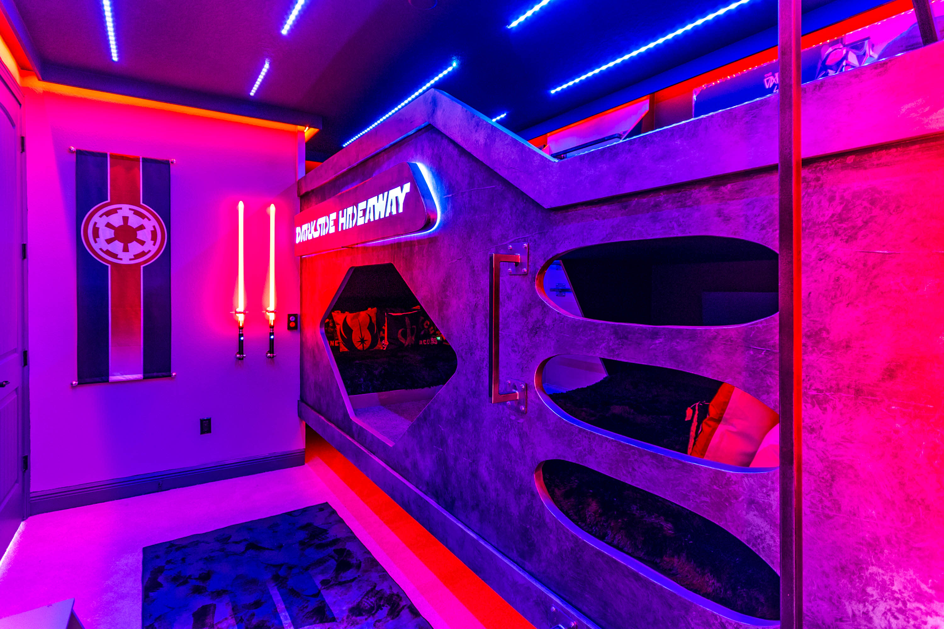 5BR themed retreat w/ game room near Disney