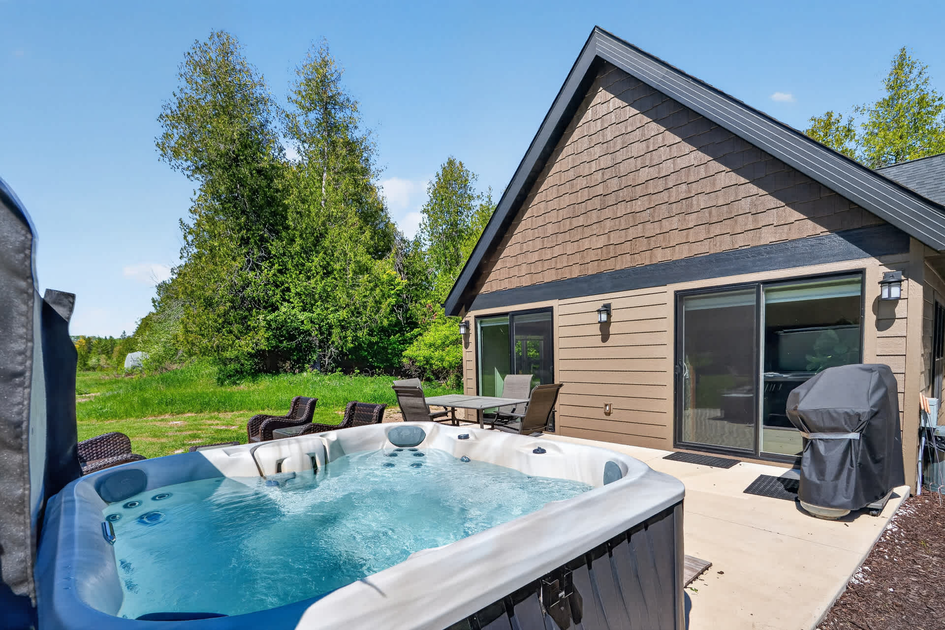 Hot tub for guest use! 
