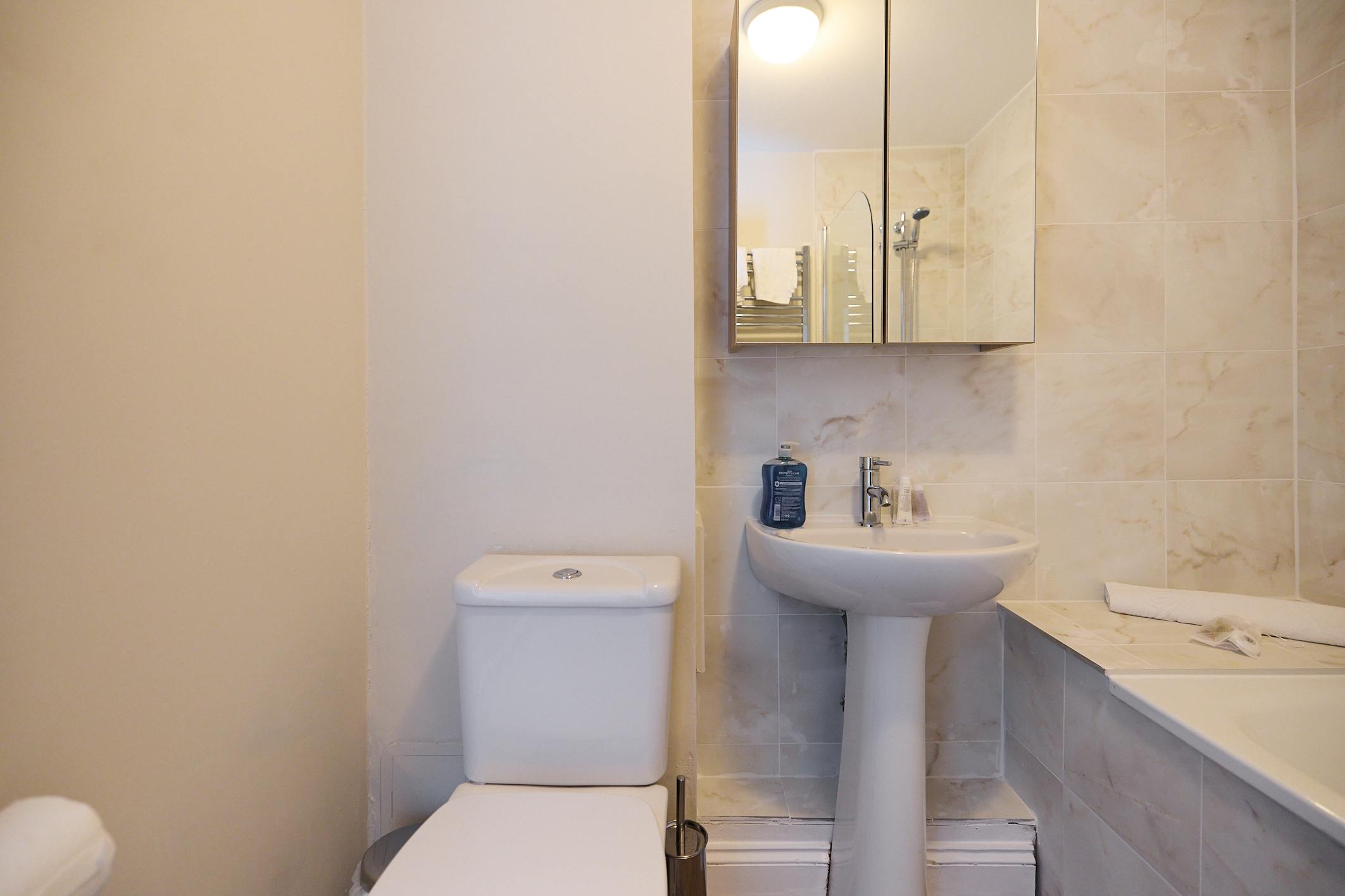 Oak & Earth Isle of Dogs Apartment in Mellish Street 161 E14 8PJ - Property image 22 - VivreStays
