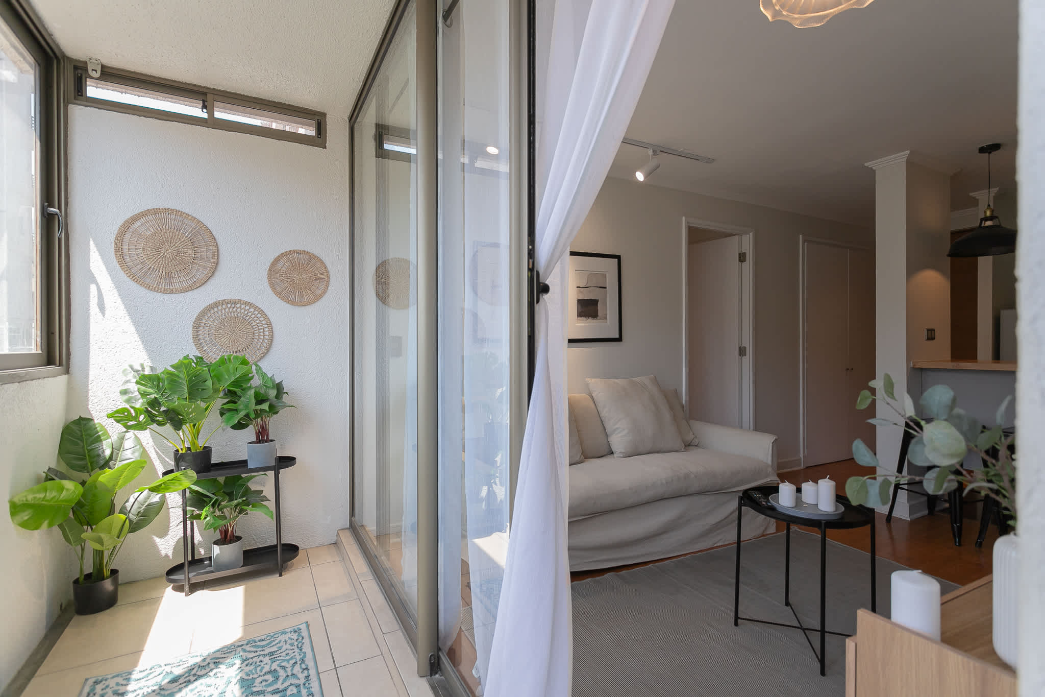 Relax in this bright and inviting living space, featuring lush greenery and cozy seating, perfect for unwinding after a day of exploring.